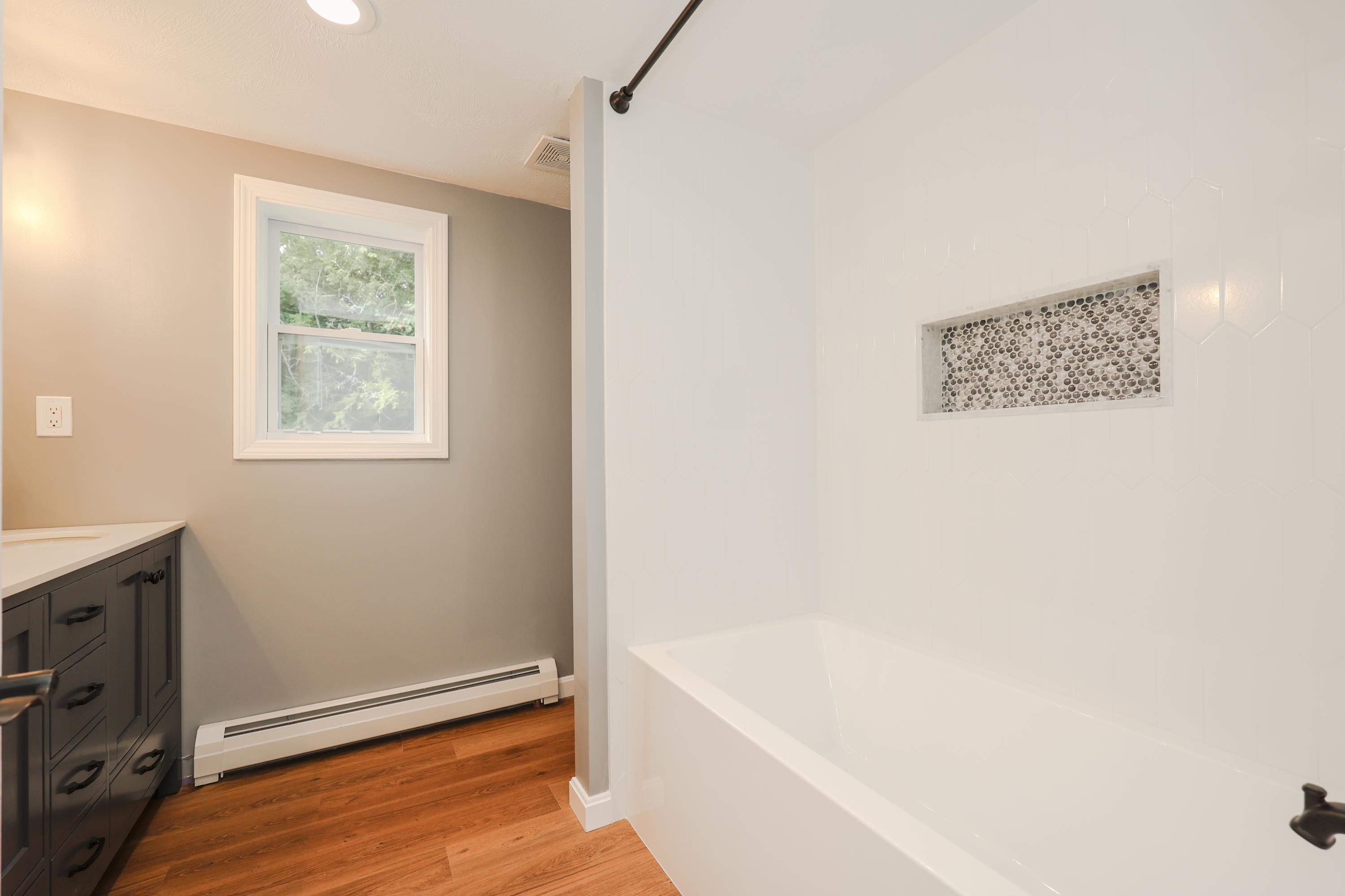 2nd floor tub/shower 25293414