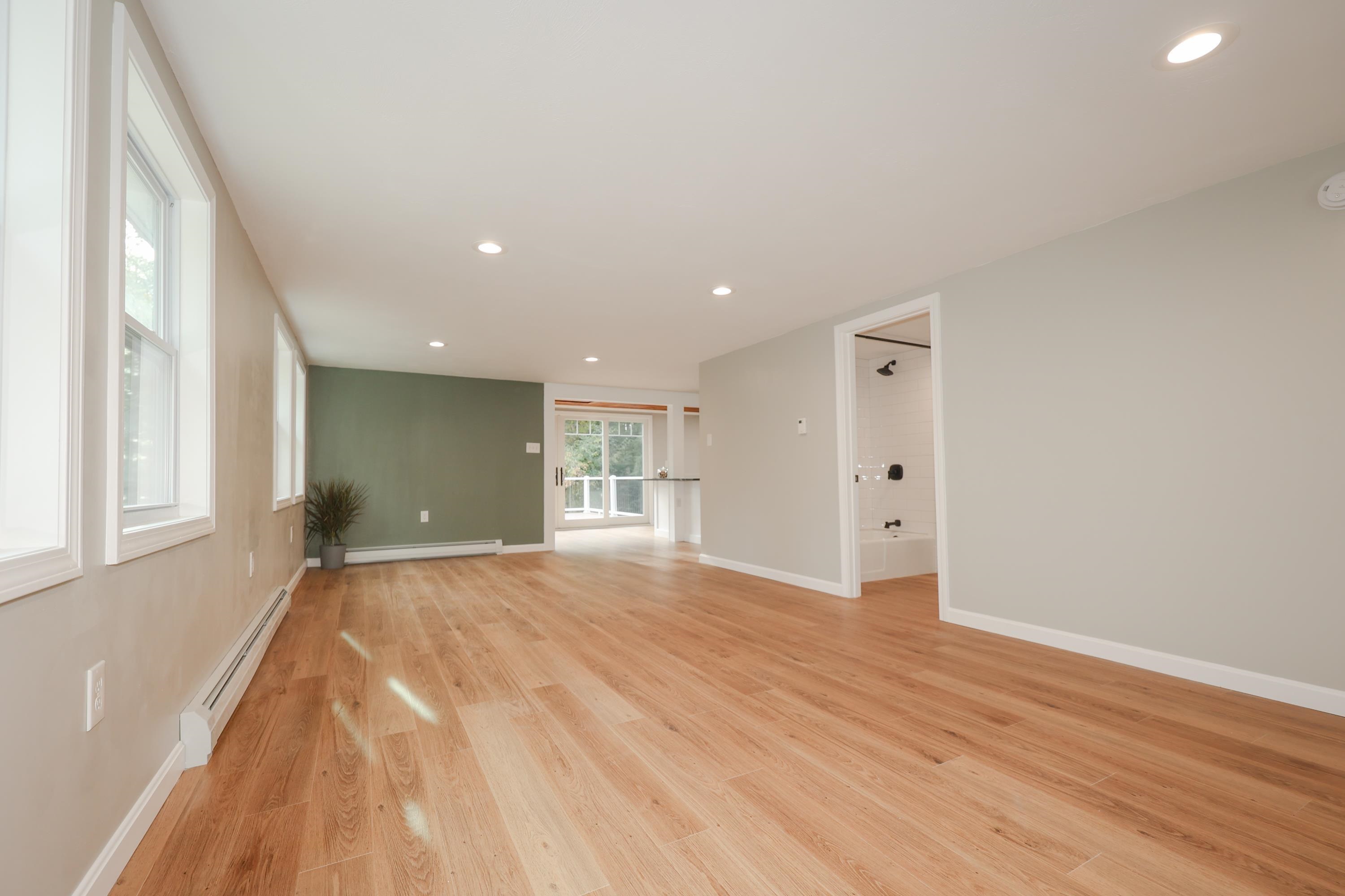 Spacious Living room 25288157