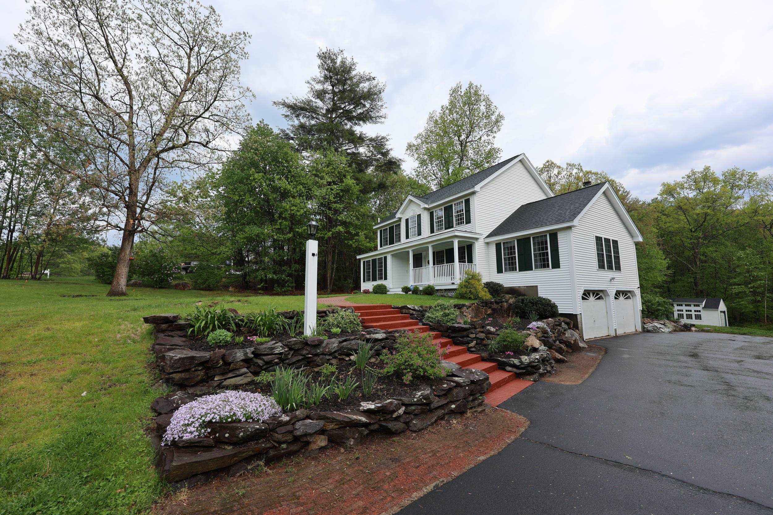 19 Burgess Dr, Litchfield, NH 03052