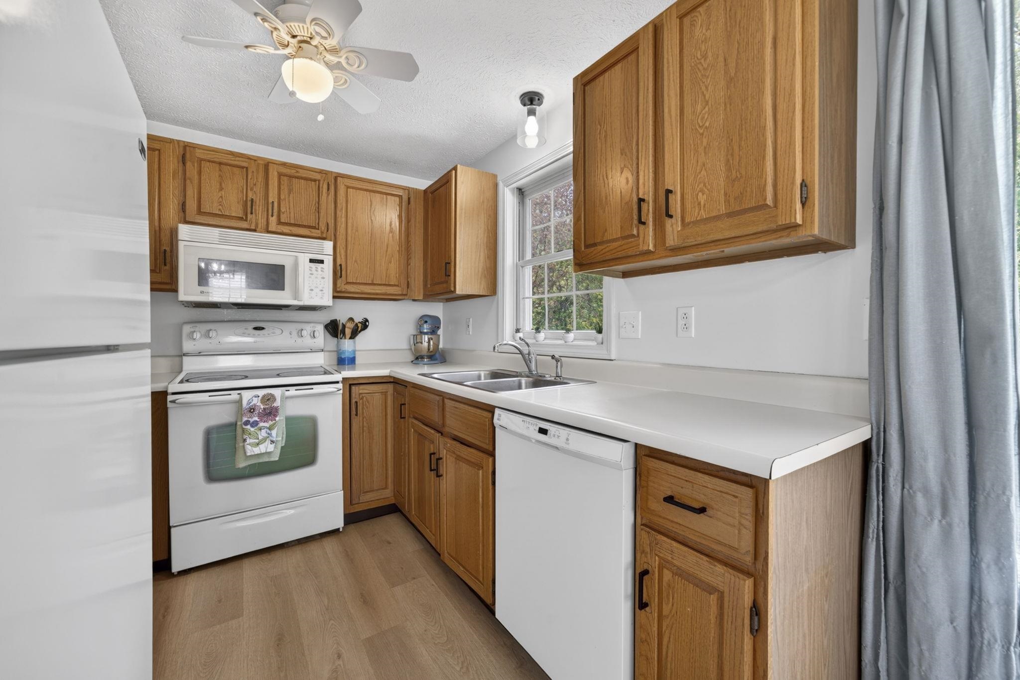 44 Brook Hollow Way, Manchester, NH 03103