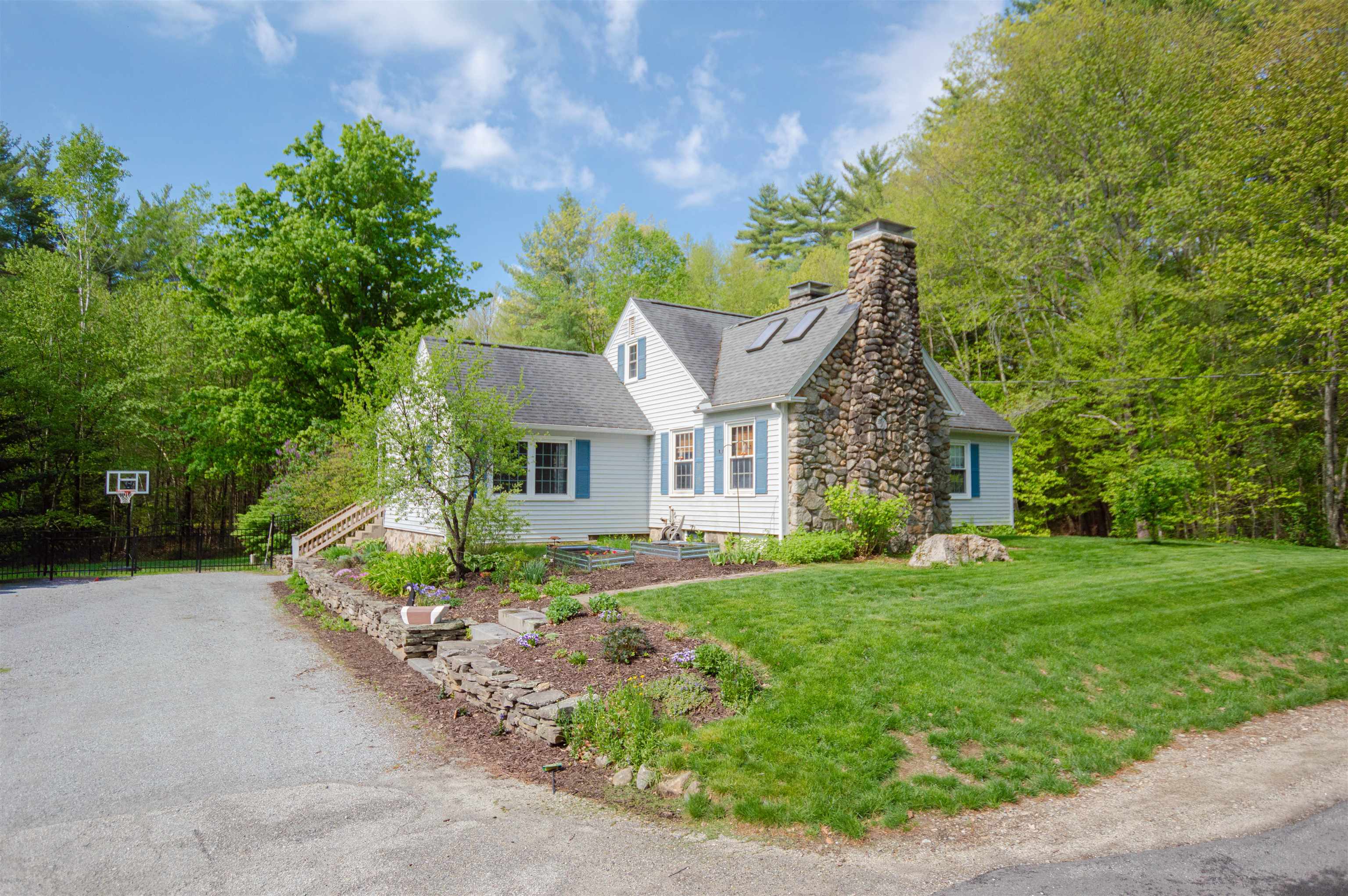 1038 Farrington Corner Rd, Hopkinton, NH 03229