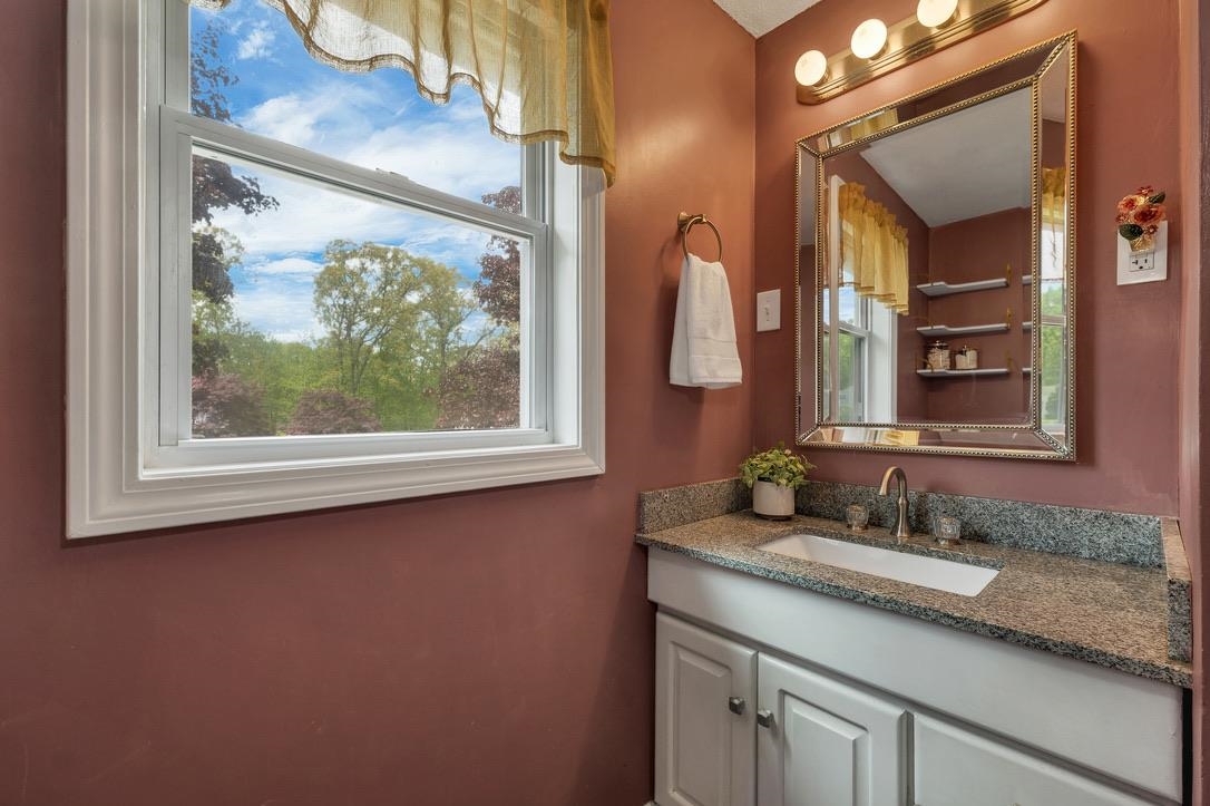24 Bedard Ave, Derry, NH 03038