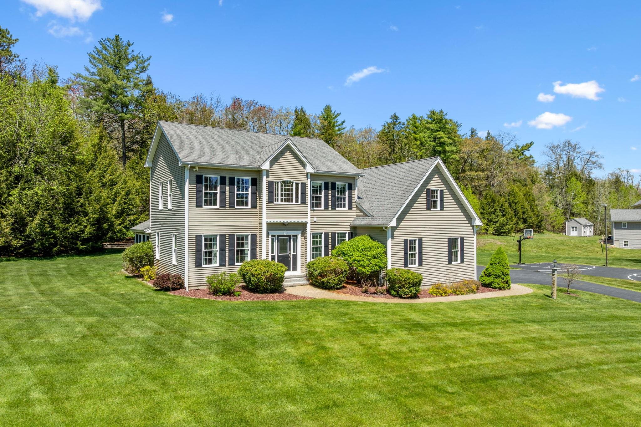 17 Mcqueston Dr, Auburn, NH 03032