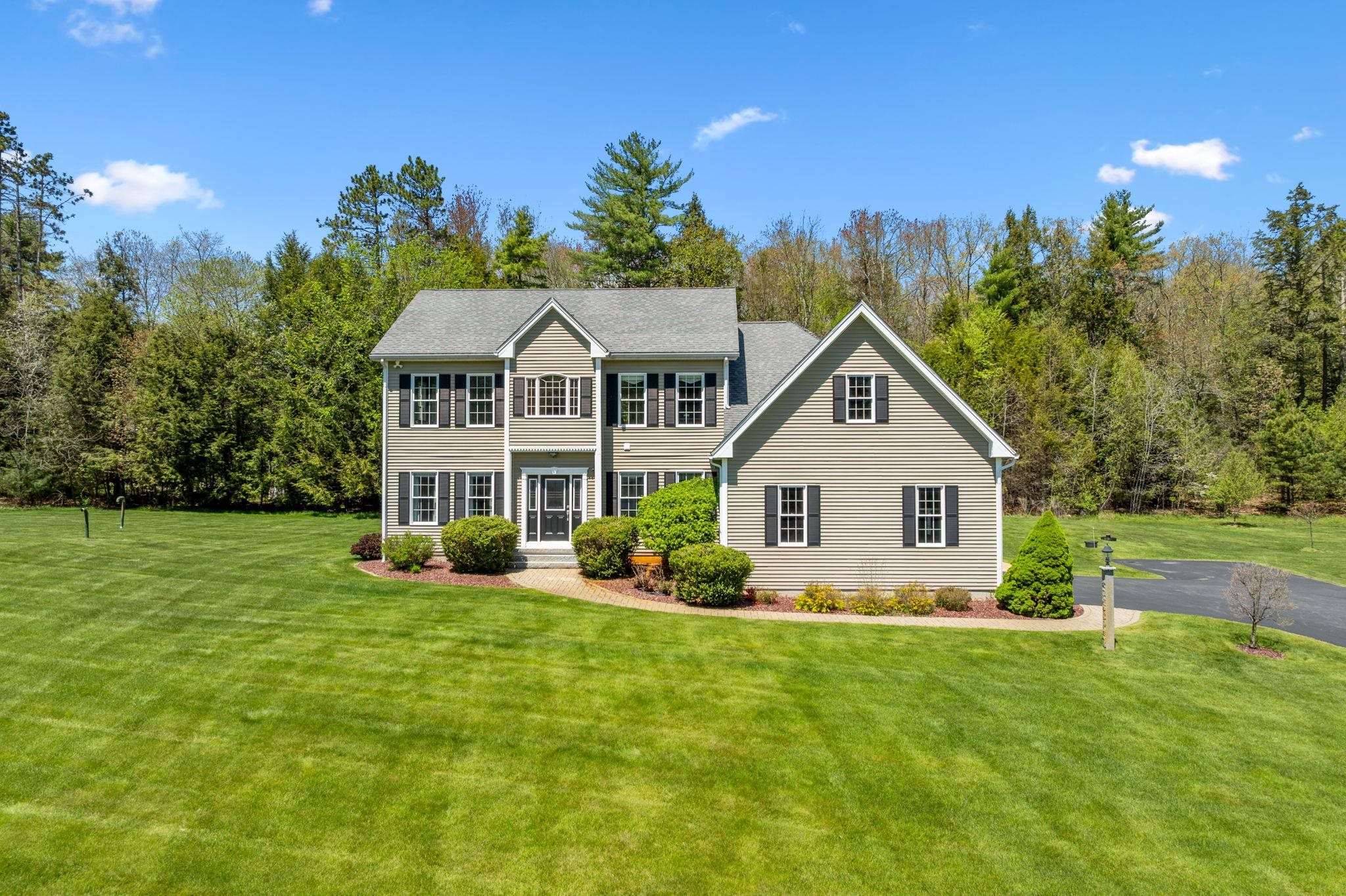 17 Mcqueston Dr, Auburn, NH 03032