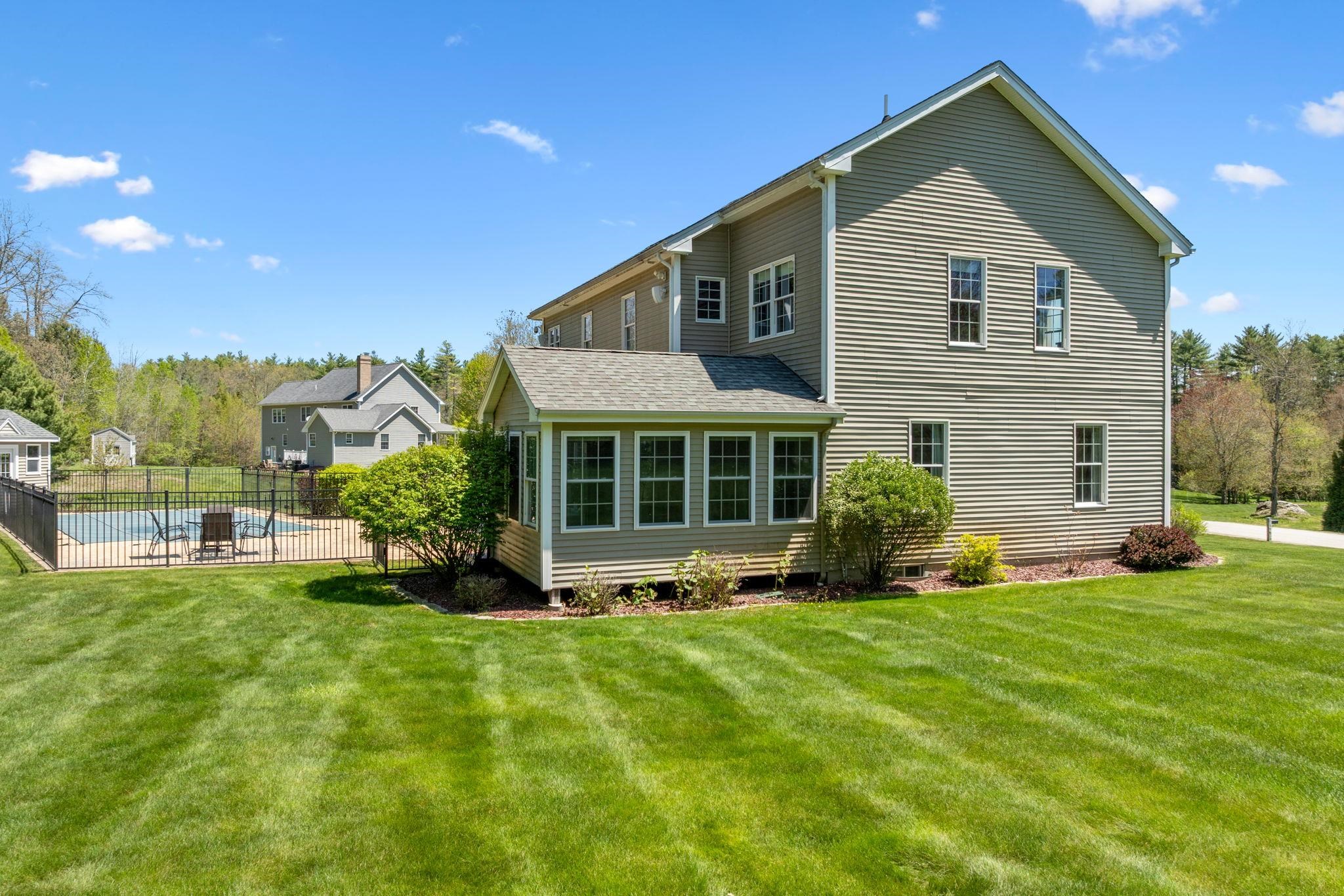 17 Mcqueston Dr, Auburn, NH 03032