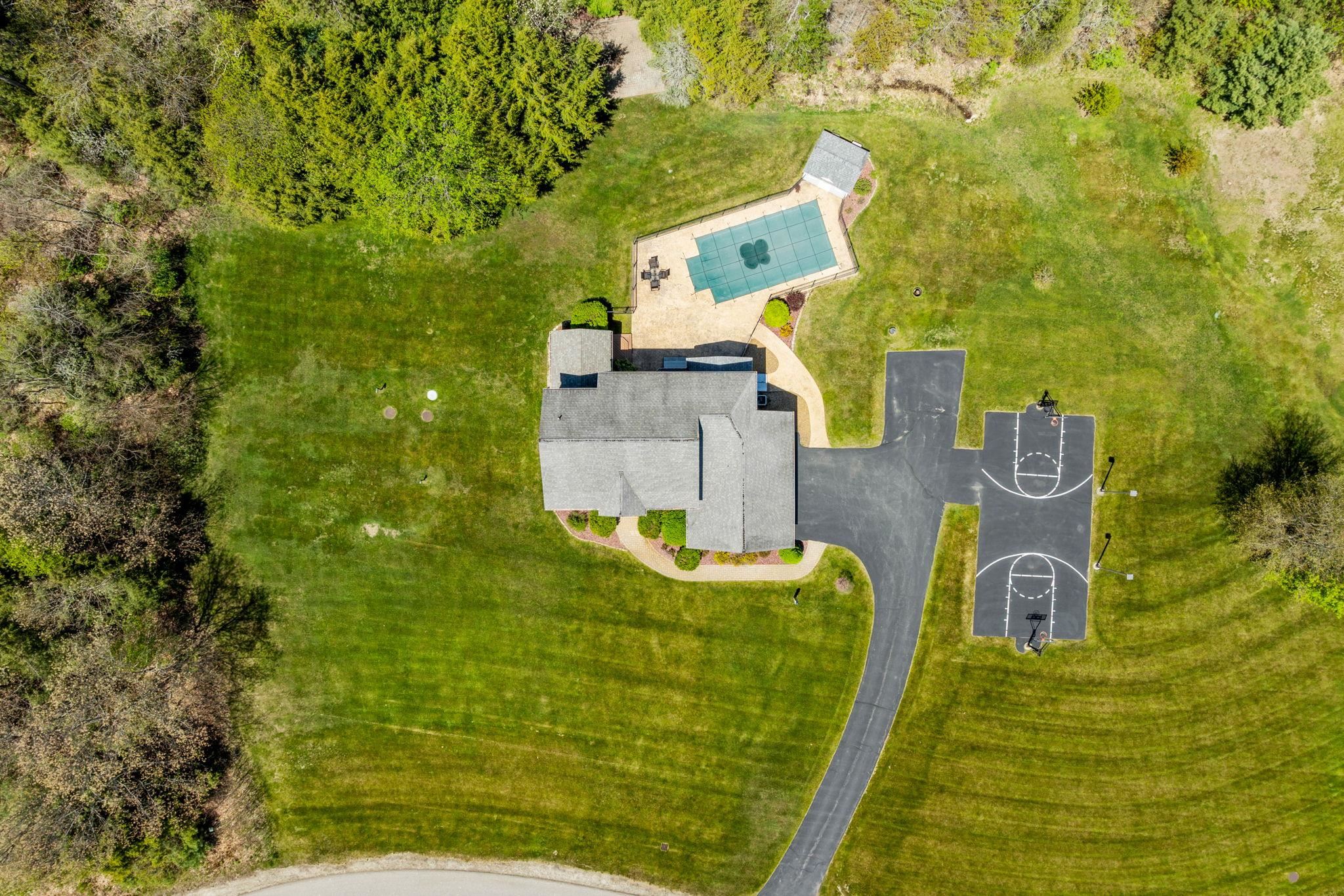 17 Mcqueston Dr, Auburn, NH 03032