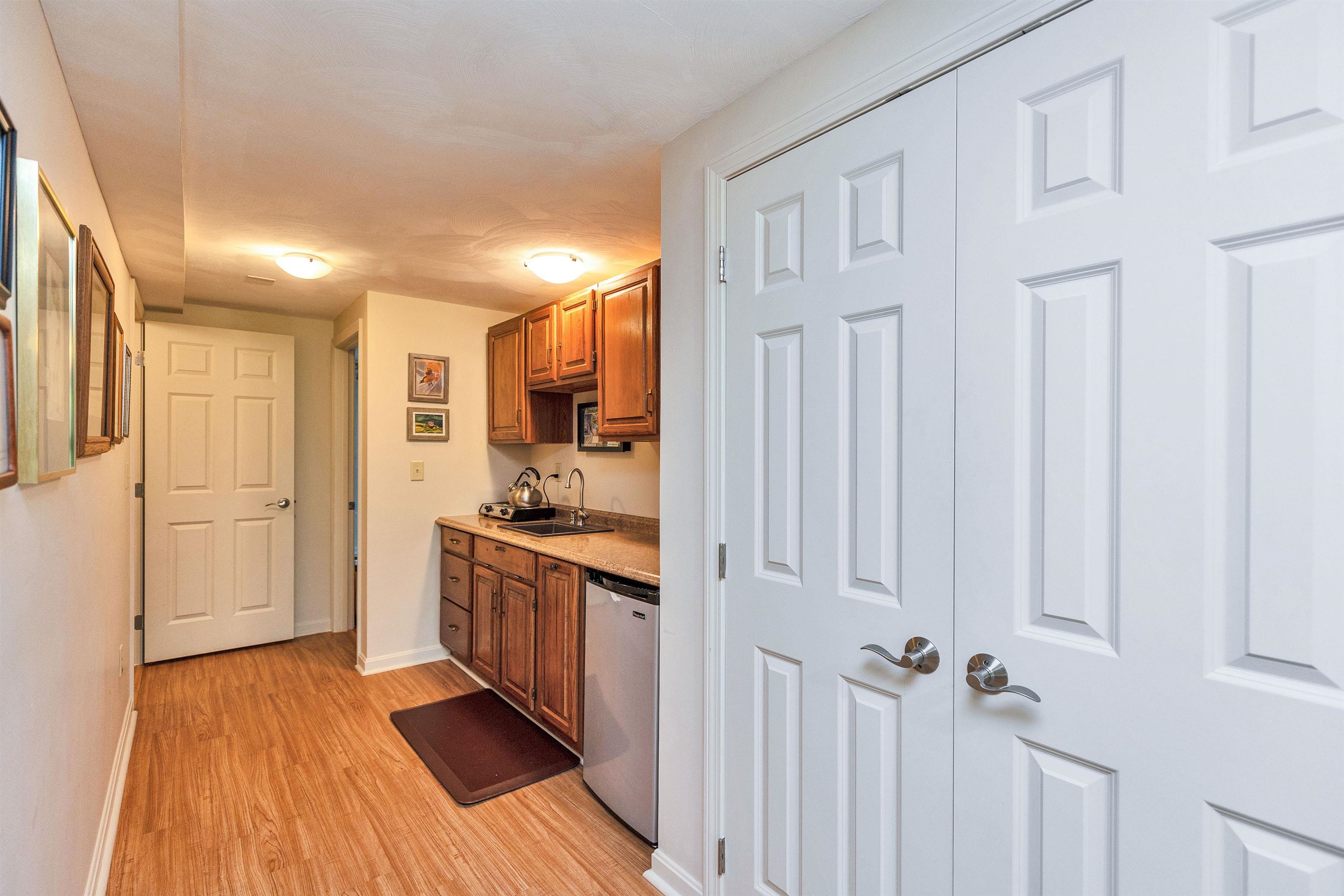 12 Colonial Sq, Peterborough, NH 03458