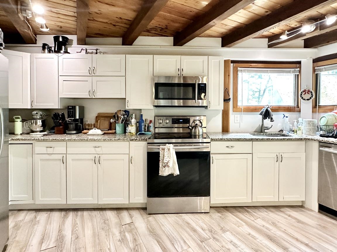 4 Sam Hall Dr, Plymouth, NH 03264