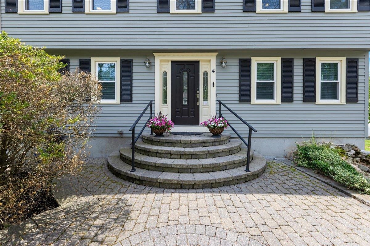 4 Applewood Ln, Salem, NH 03079
