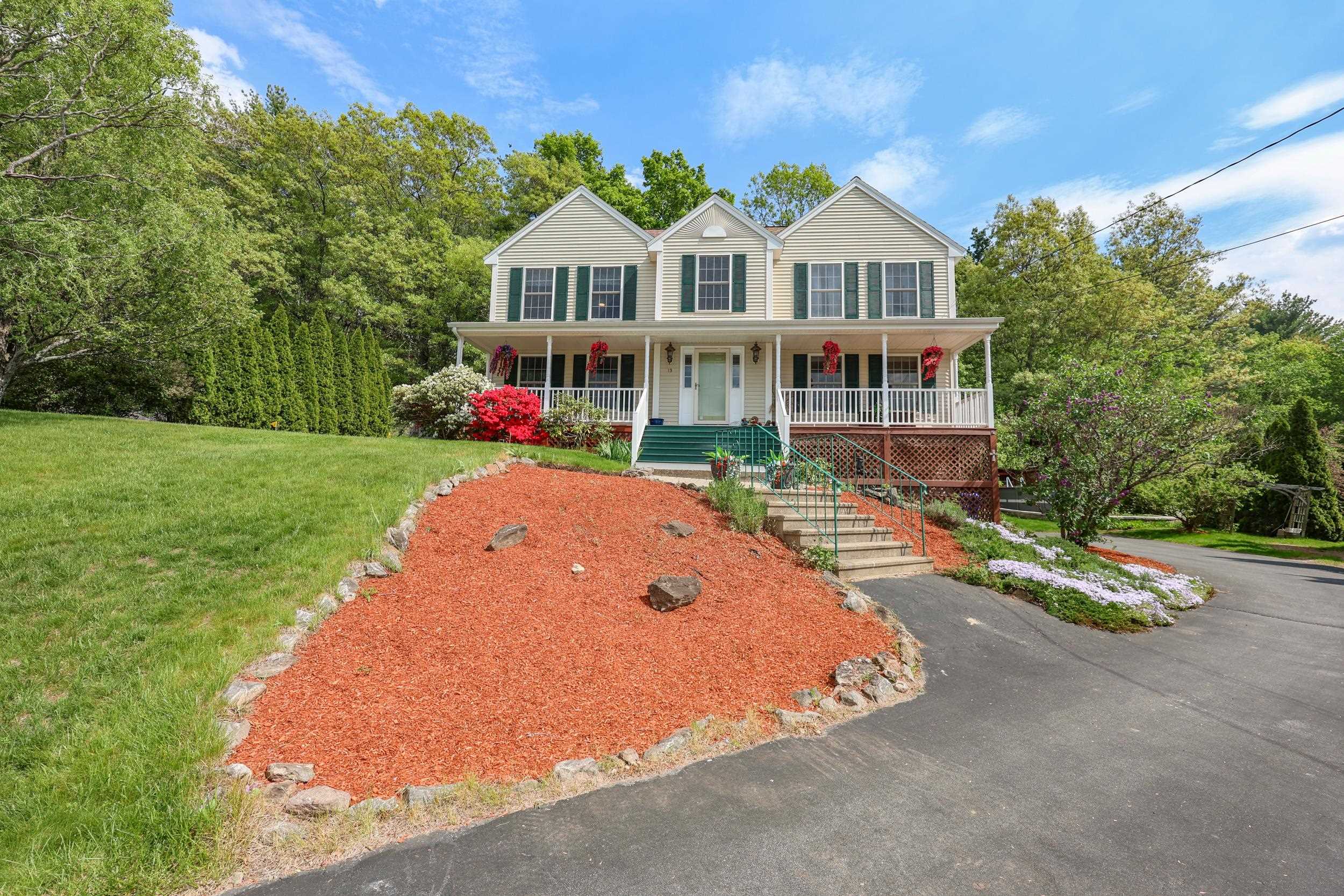 13 Jump Ln, Hudson, NH 03051