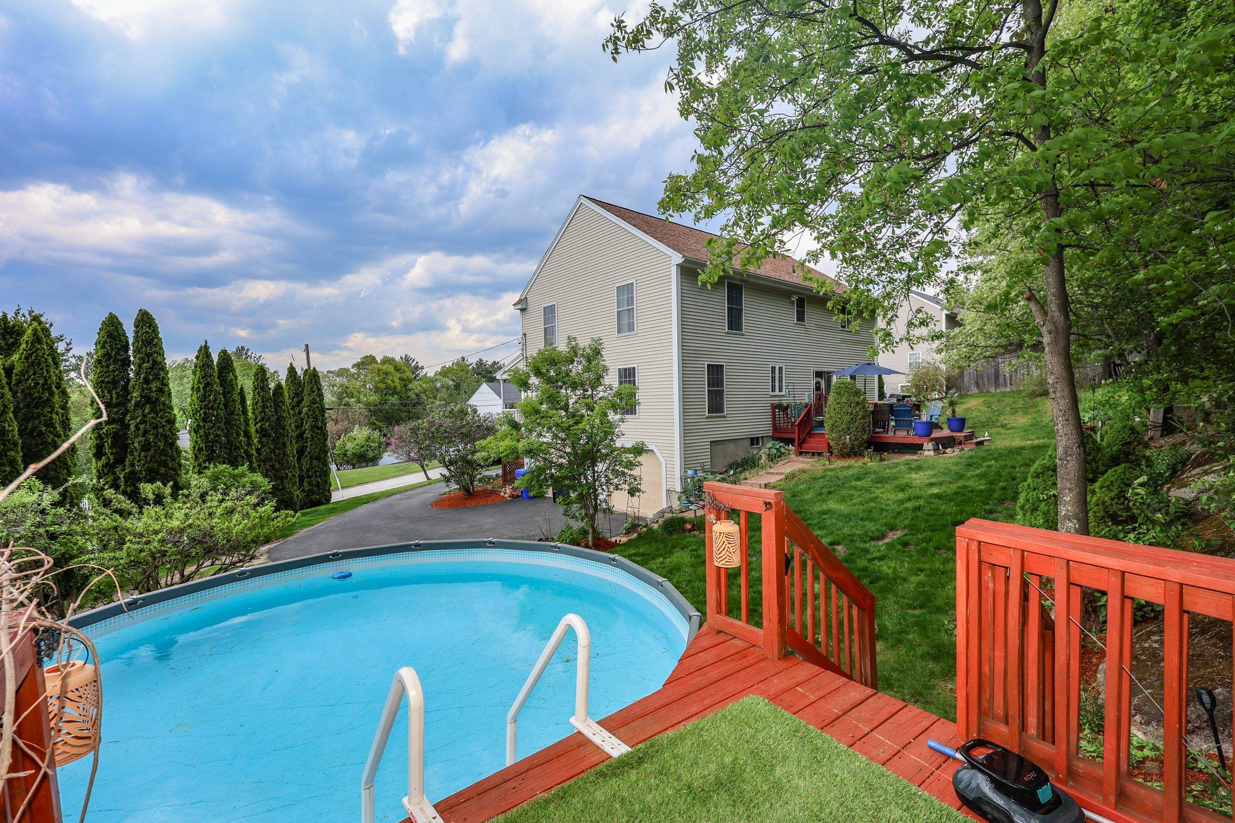 13 Jump Ln, Hudson, NH 03051