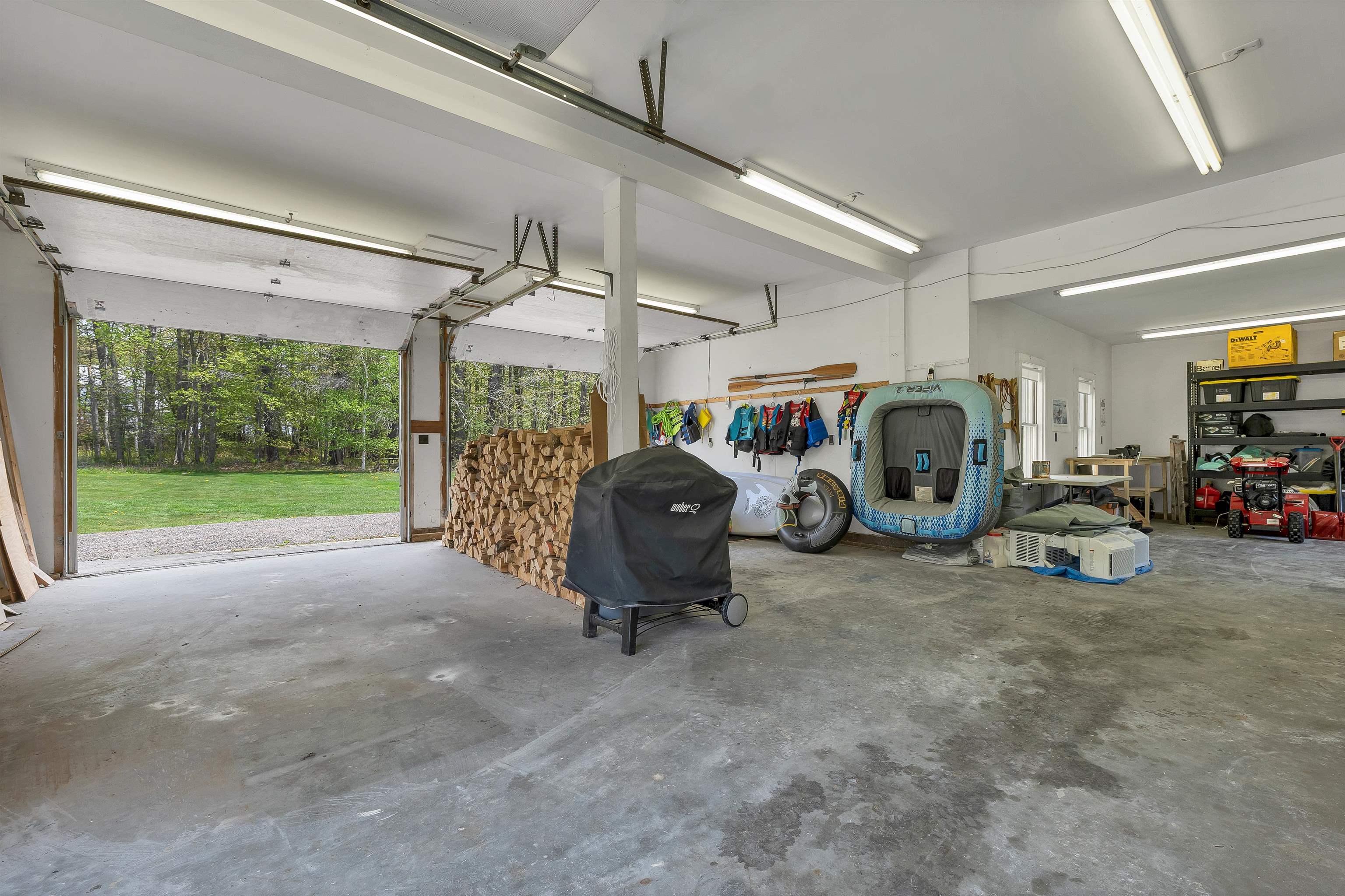 Apartment Garage 25322621
