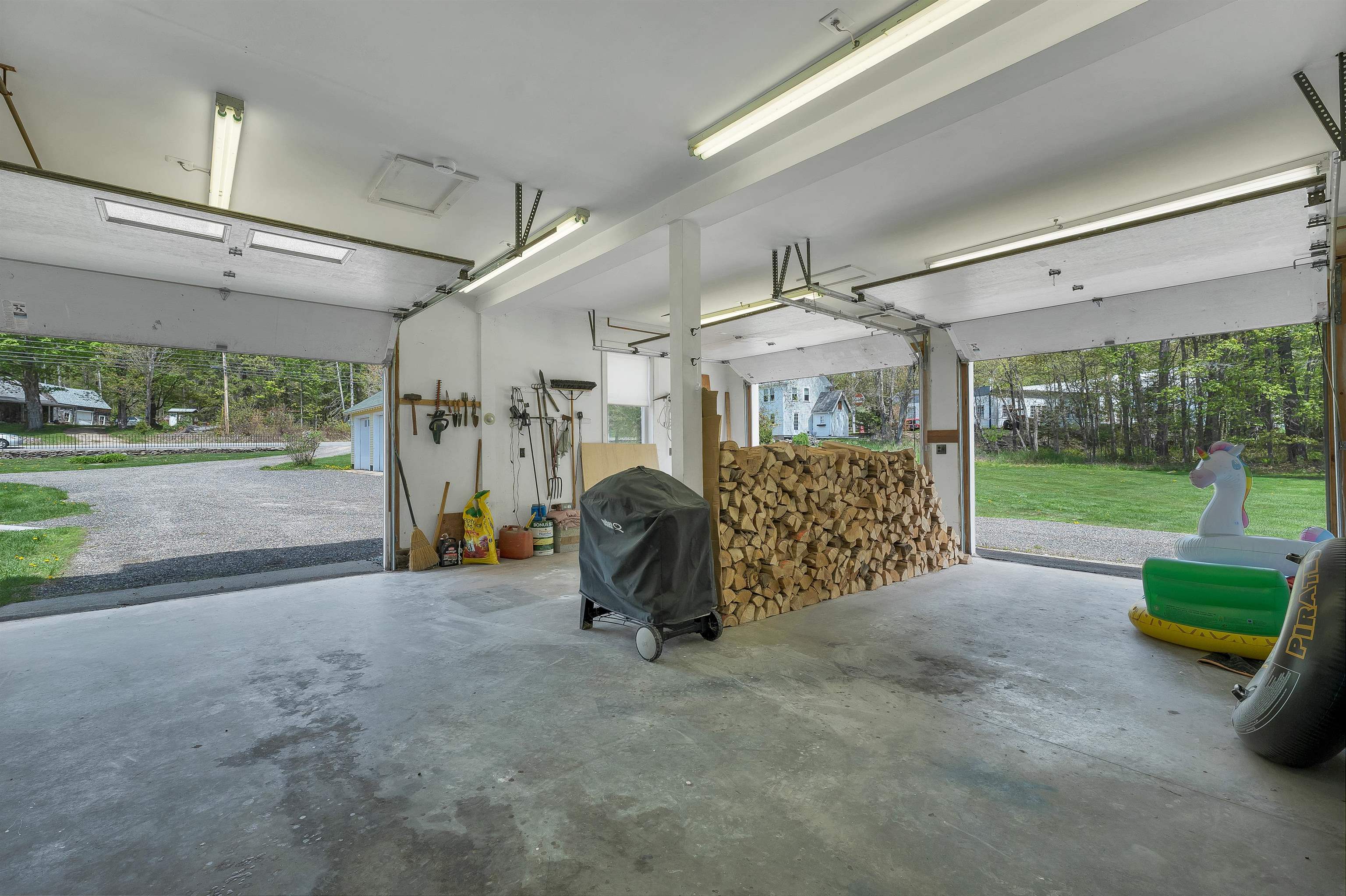 Apartment Garage 25322623