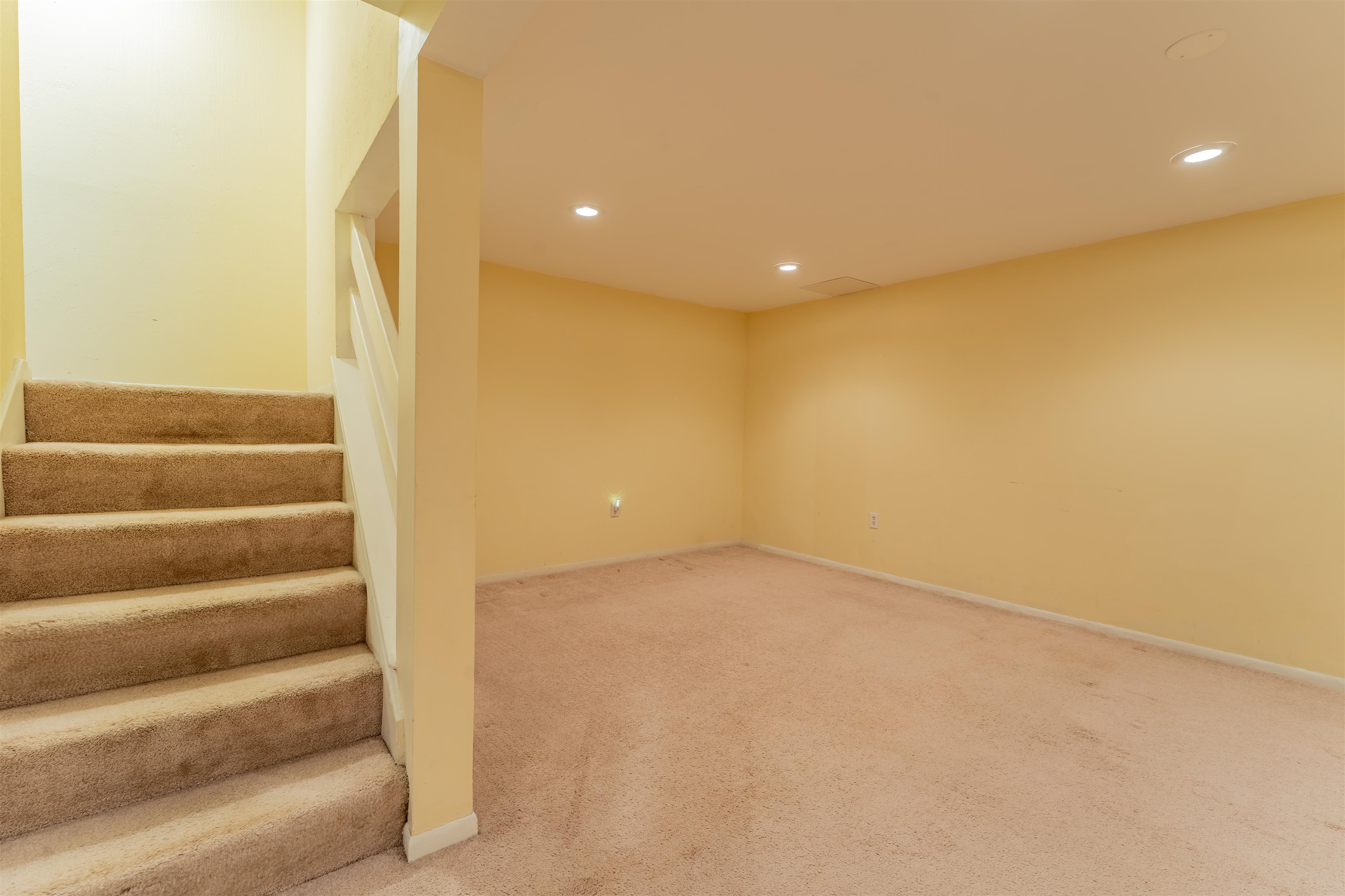 4 Harwich Ct, Merrimack, NH 03054