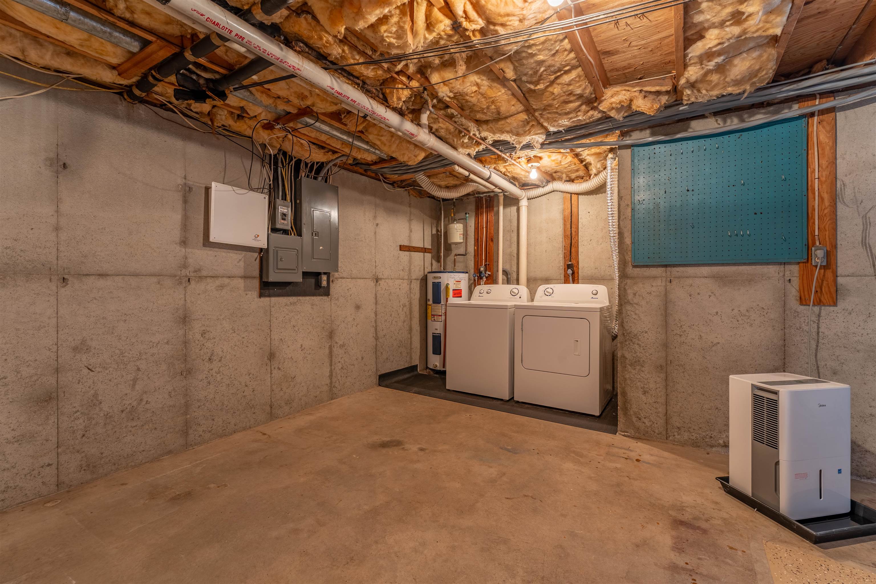 4 Harwich Ct, Merrimack, NH 03054
