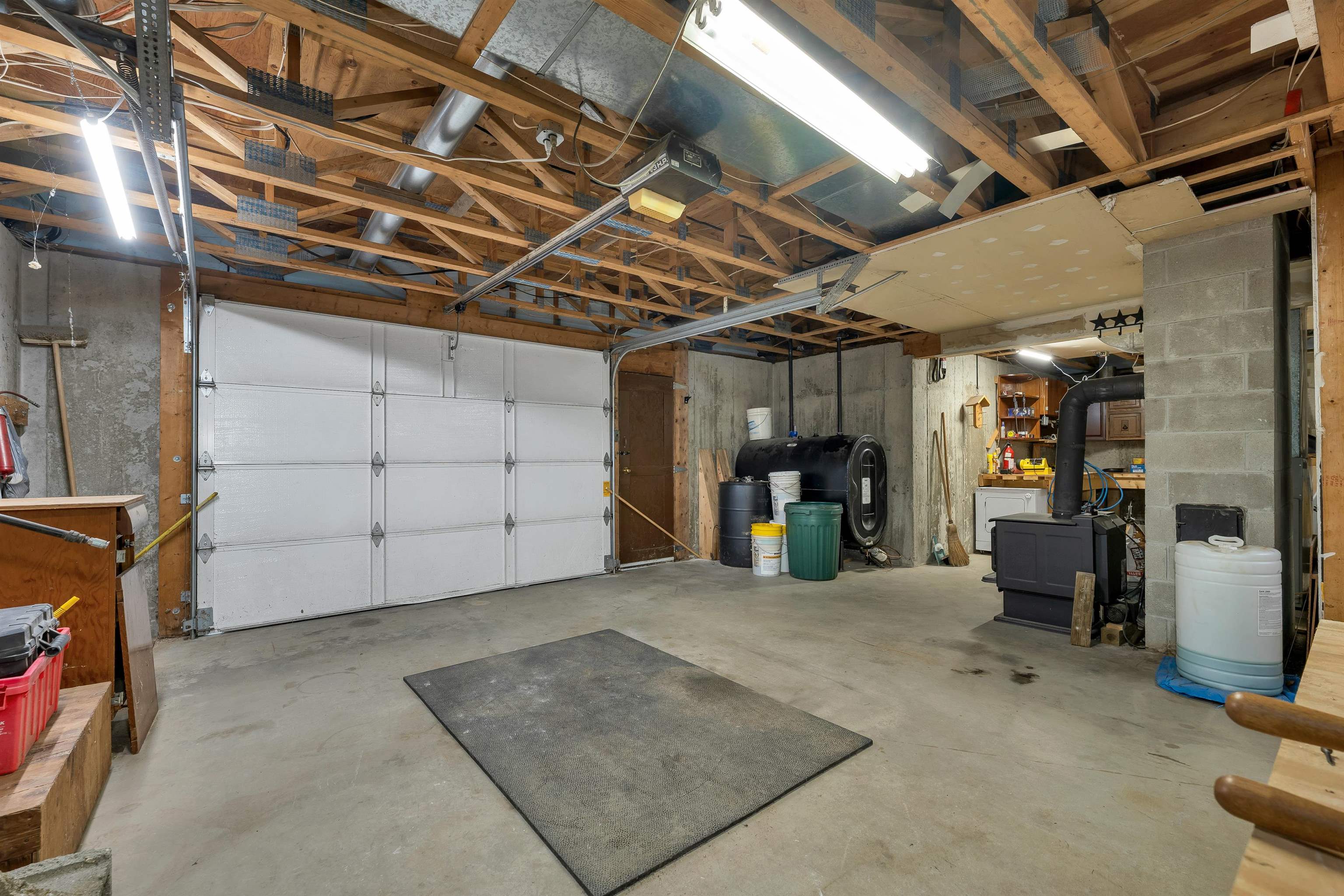 Garage Under 25330158