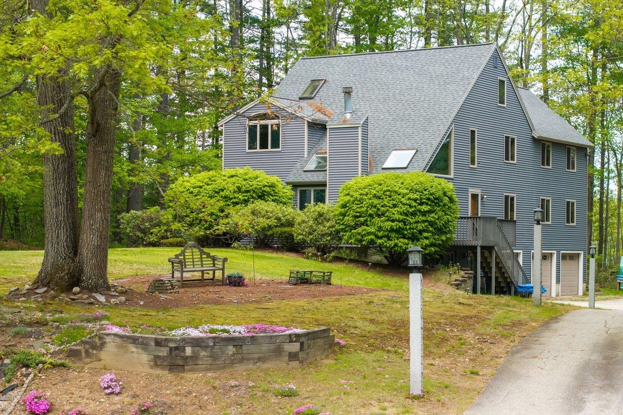 8 Seasons Ln, Londonderry, NH 03053