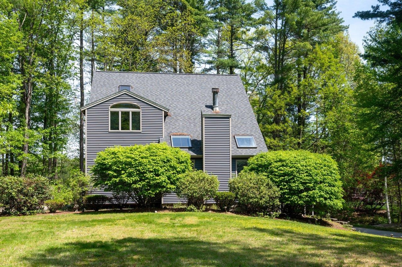 8 Seasons Ln, Londonderry, NH 03053