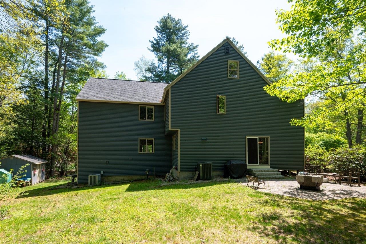 8 Seasons Ln, Londonderry, NH 03053