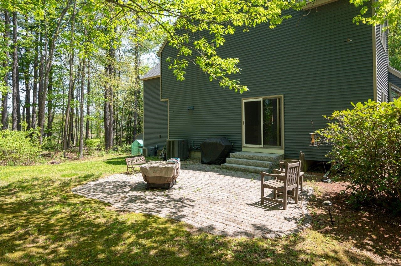 8 Seasons Ln, Londonderry, NH 03053