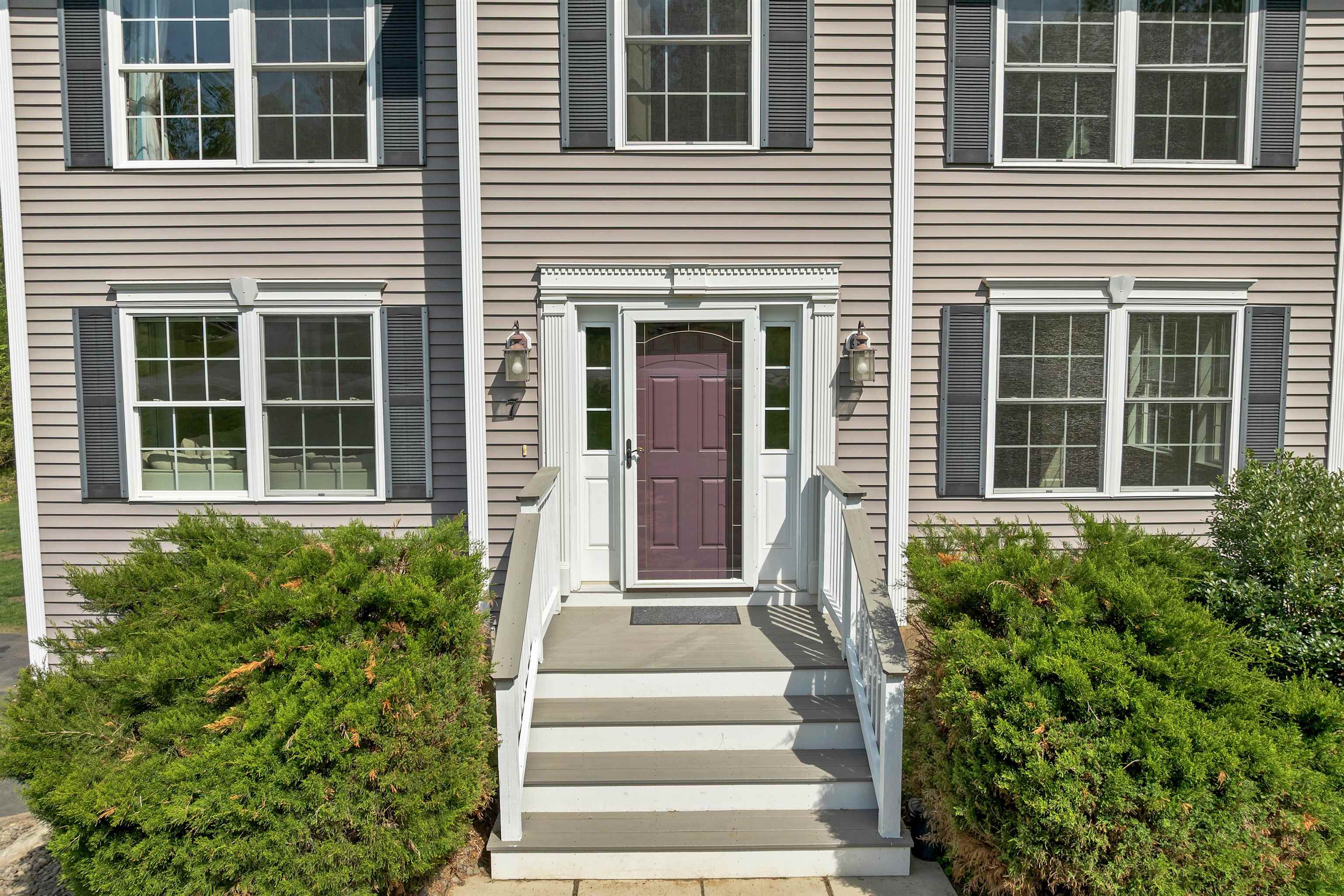 7 Cortland Dr, Epping, NH 03042