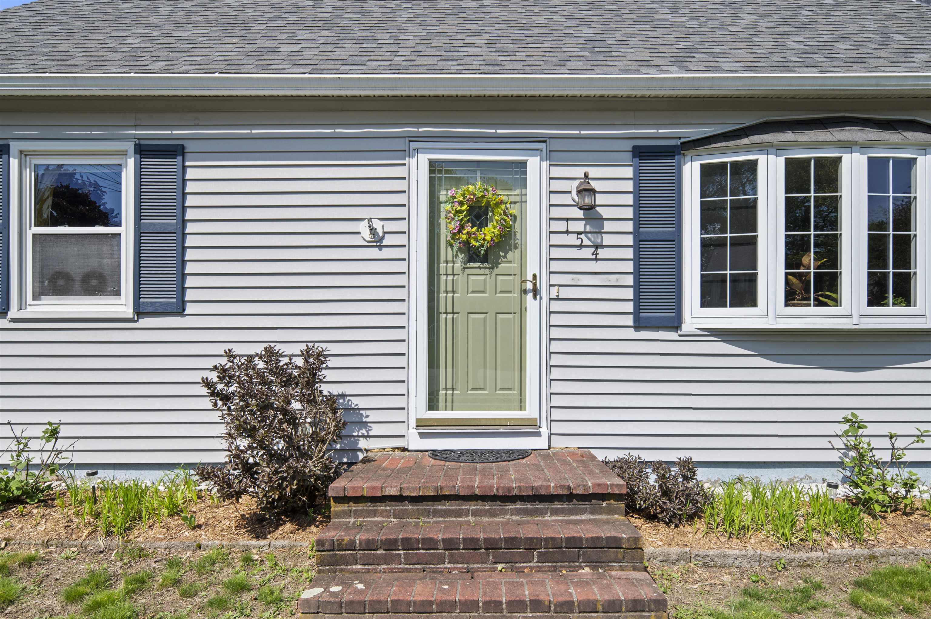 154 Woodbine Ave, Manchester, NH 03109