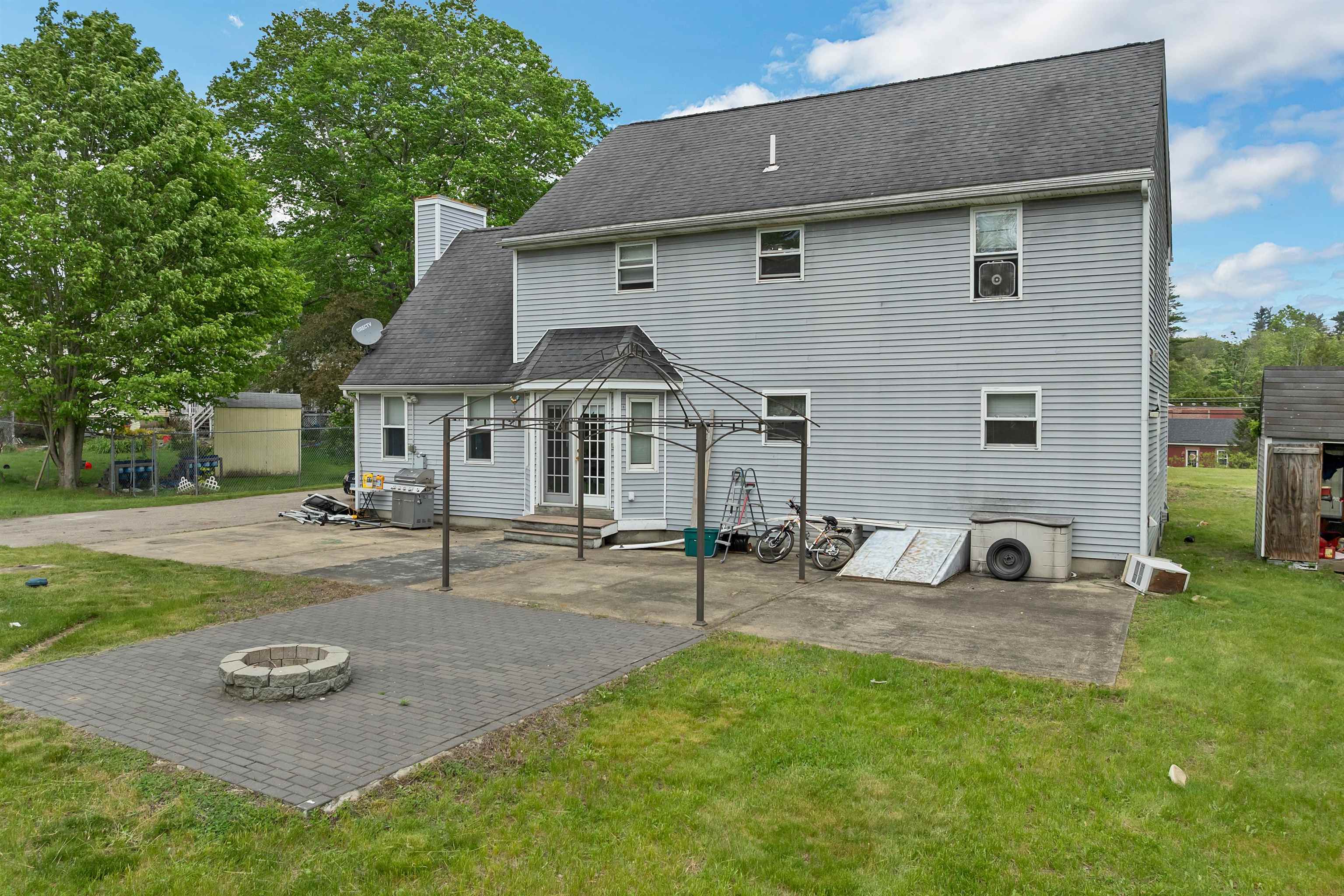 12 Chester Rd, Derry, NH 03038