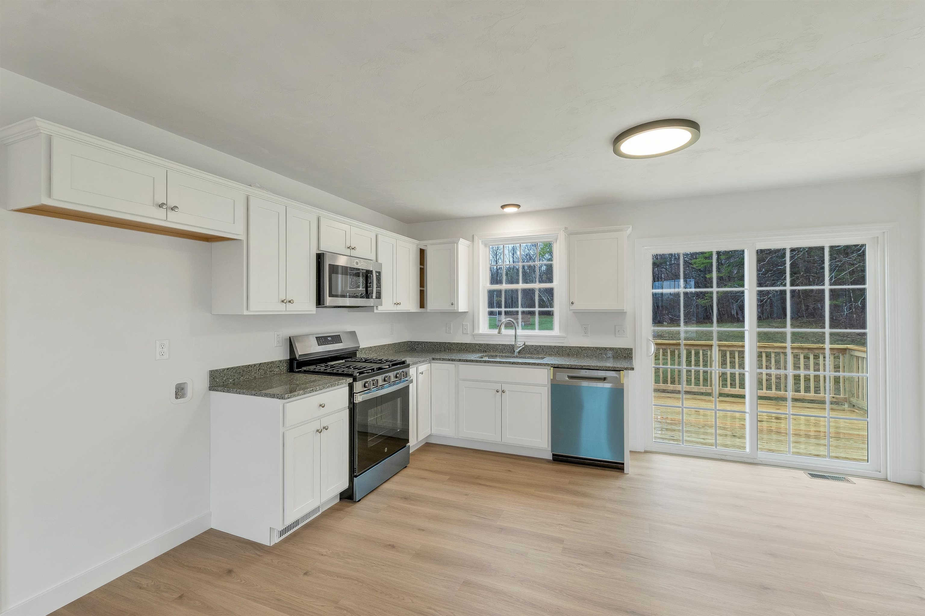 12 Piper St, Franklin, NH 03235