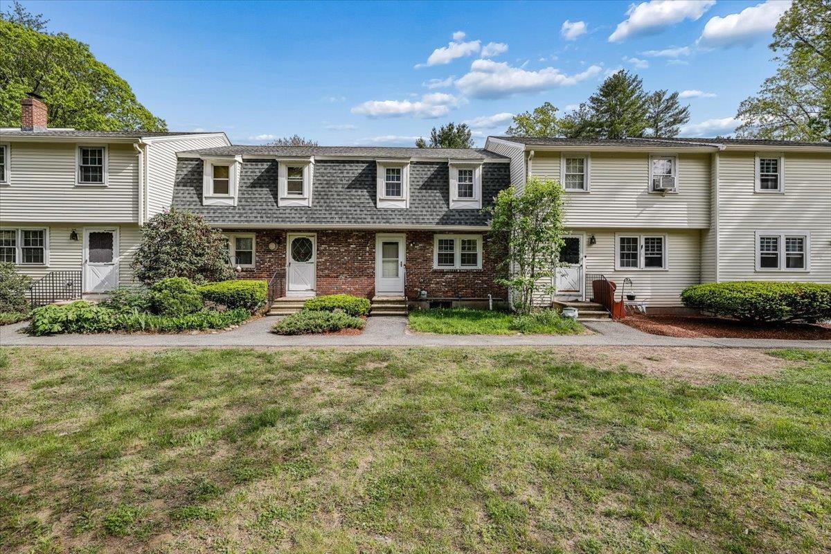20 Olde Country Village, Londonderry, NH 03053