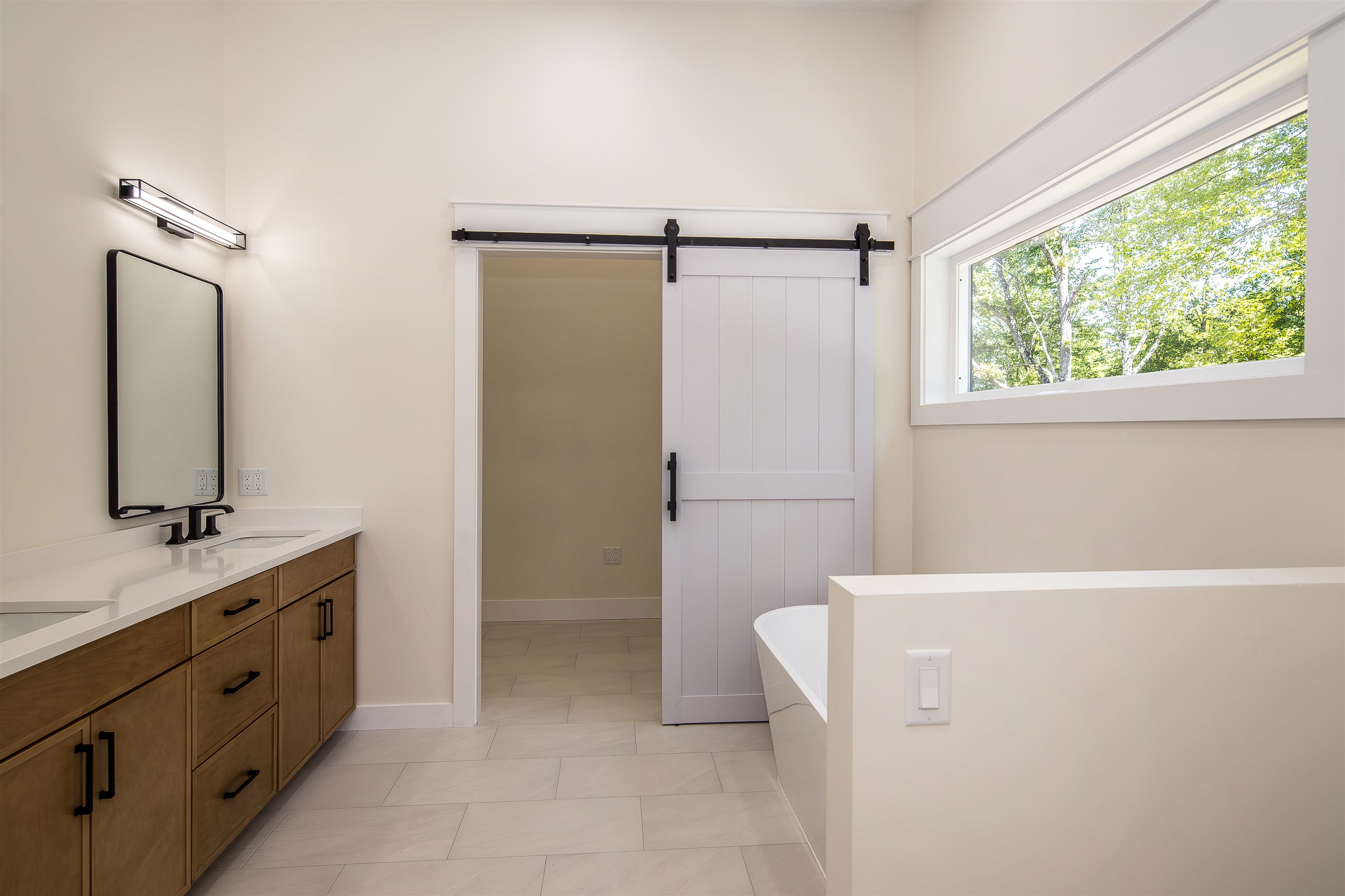 large en-suite bath with walk in closet 25524707