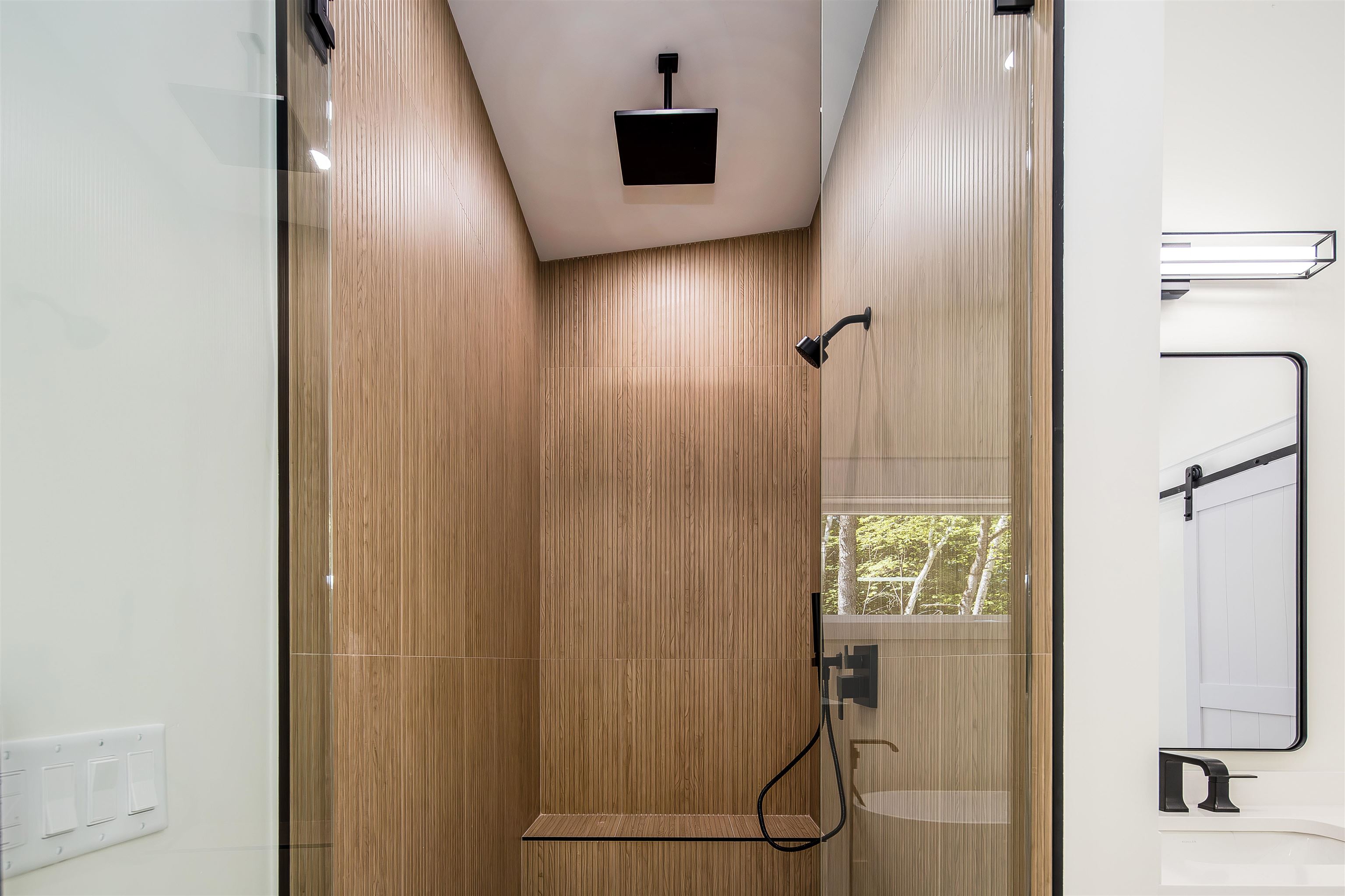 Custom tile walk in shower in en-suite bath 25524712