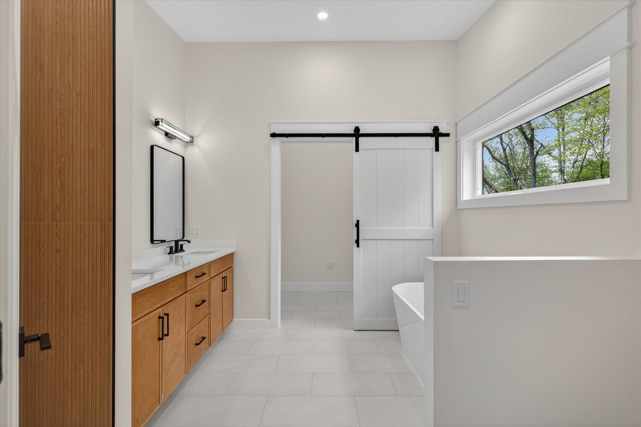 En-suite bath with double sinks