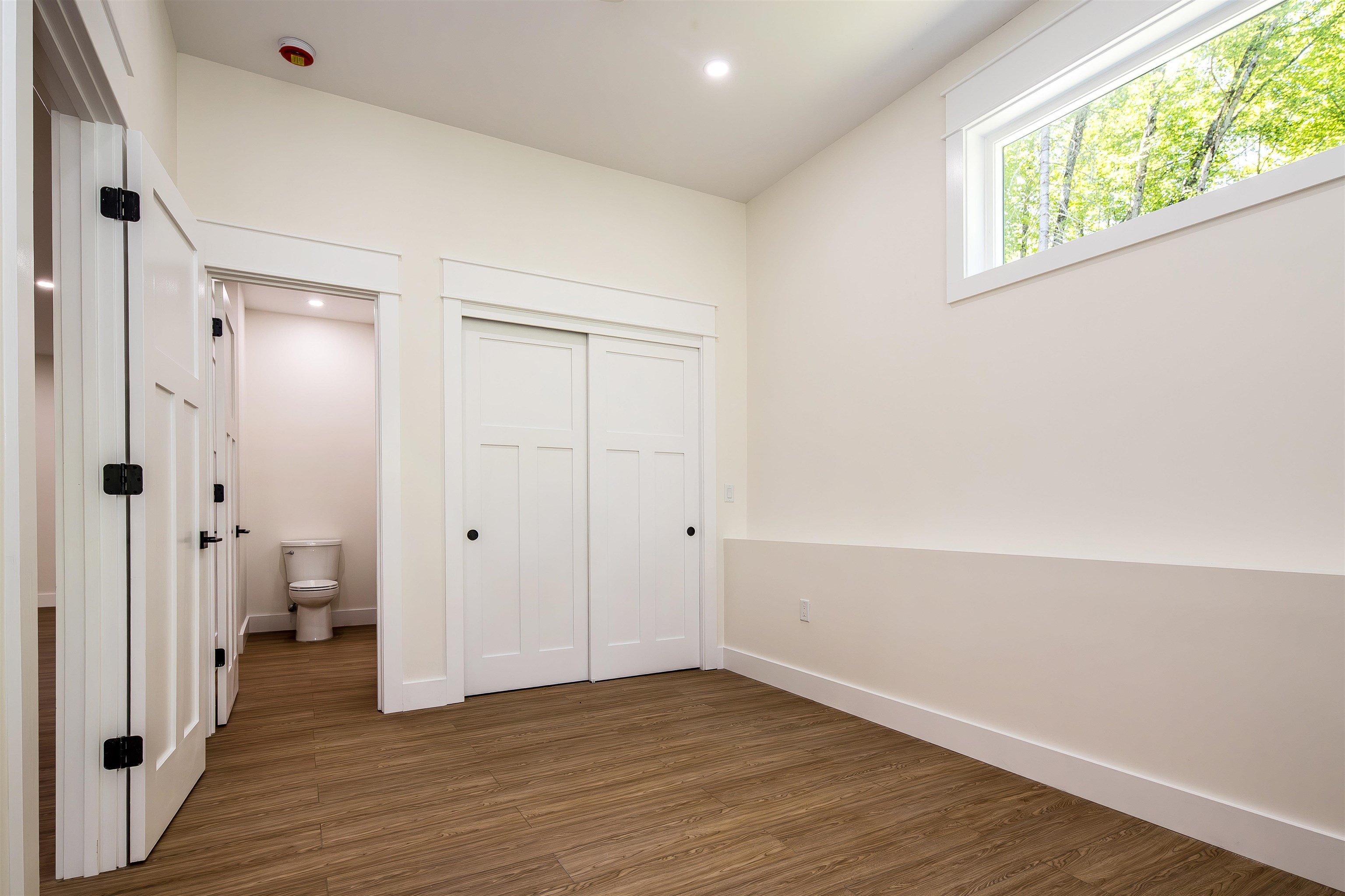 Front bedroom on lower level with access to bath 25524739