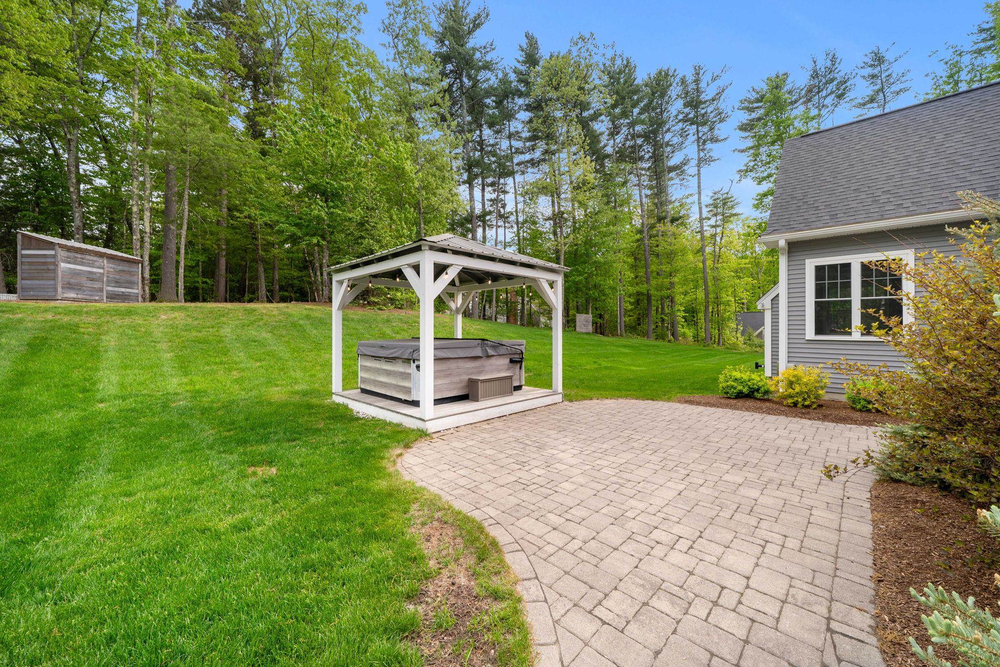 10 Lilac Ct, Bedford, NH 03110