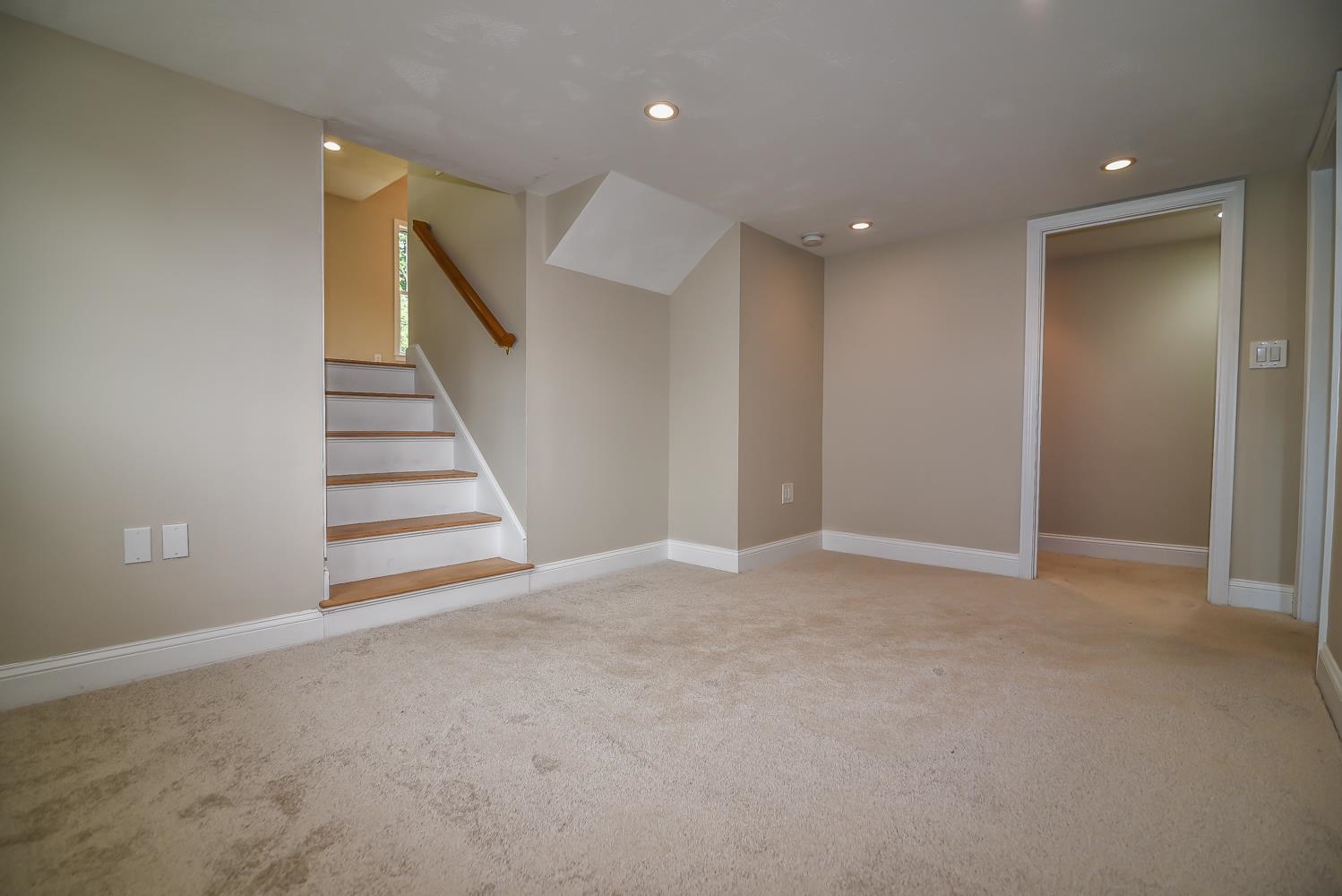 14 Centerville Dr, Salem, NH 03079