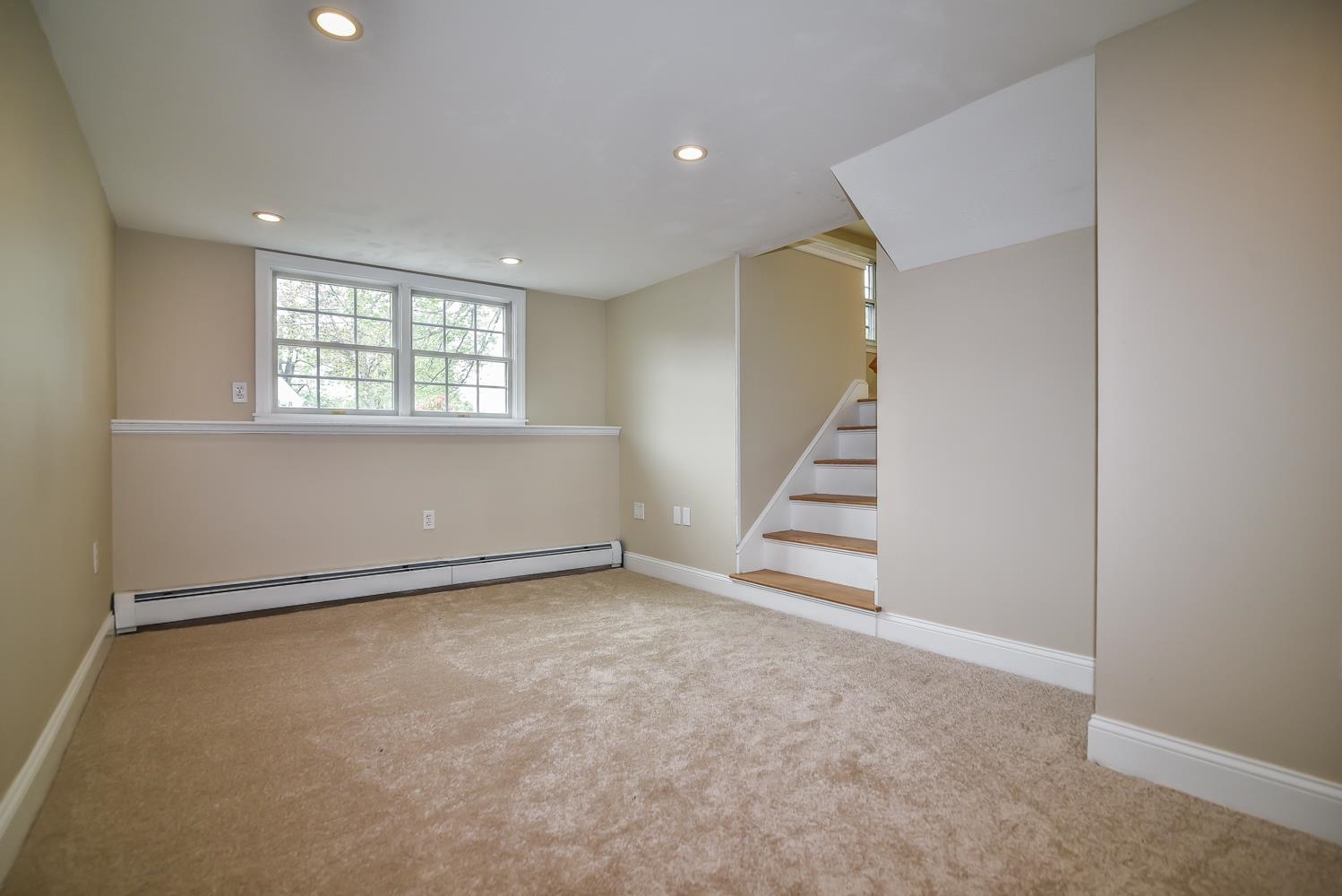 14 Centerville Dr, Salem, NH 03079