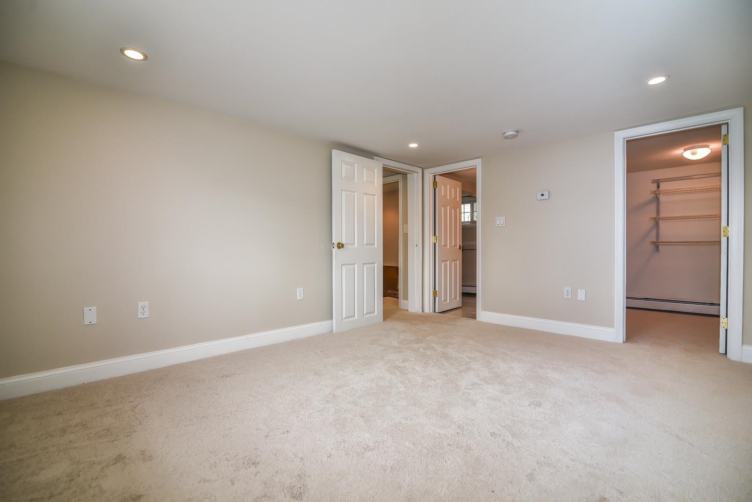 14 Centerville Dr, Salem, NH 03079