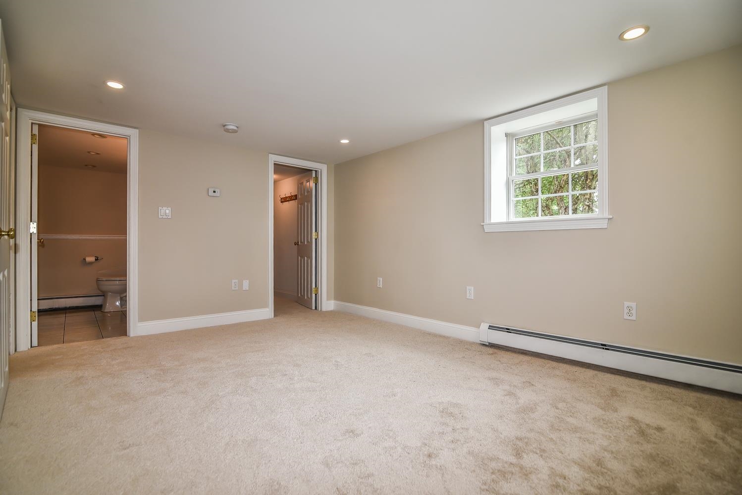 14 Centerville Dr, Salem, NH 03079