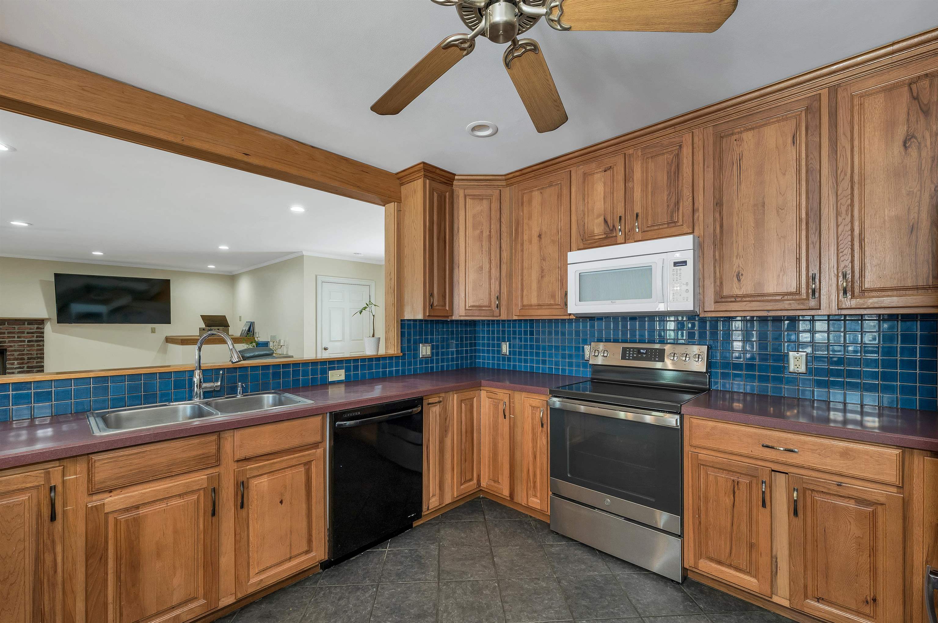 15 Adams Ave, Seabrook, NH 03874