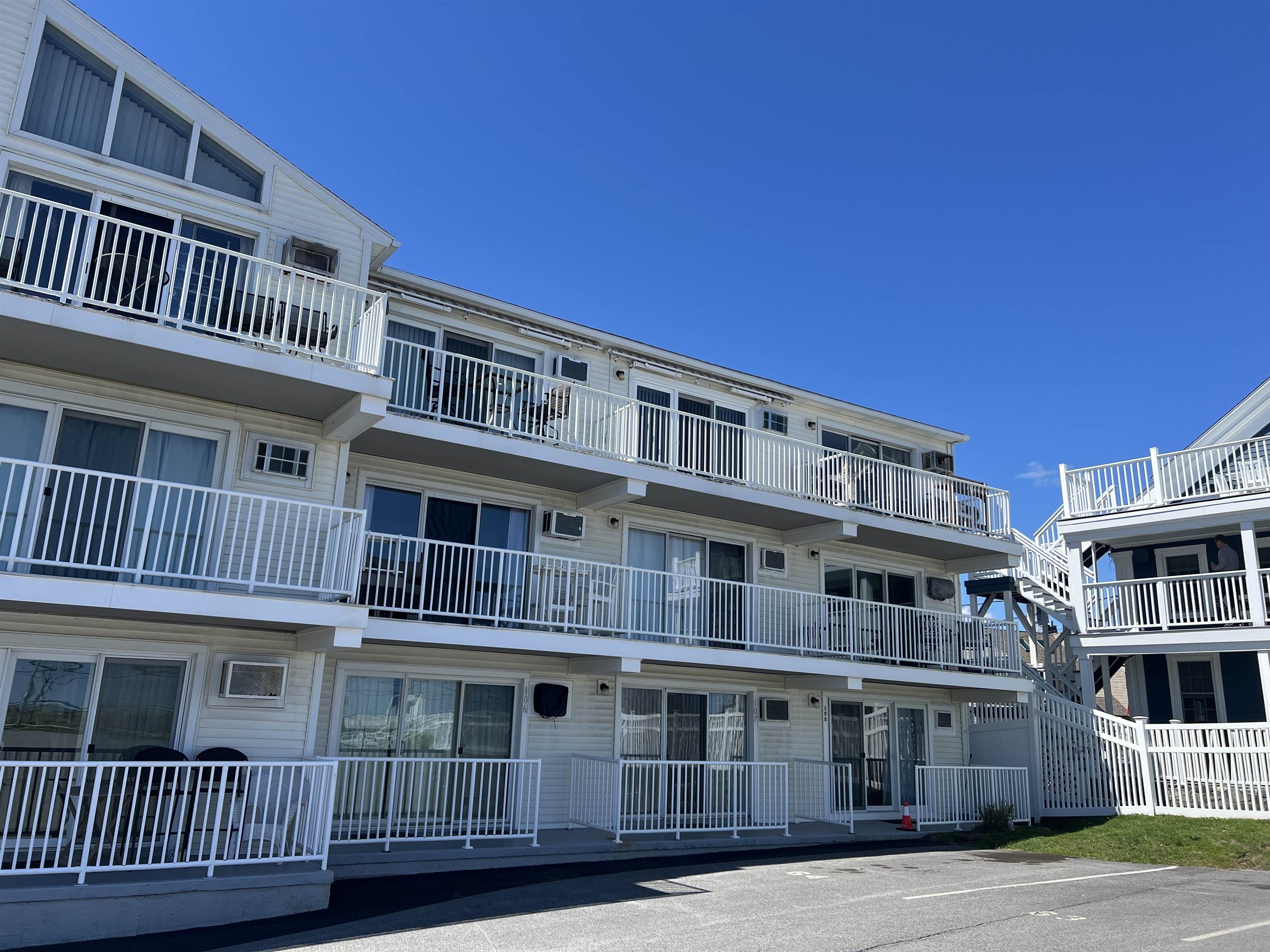 933 Ocean Blvd, Hampton, NH 03842