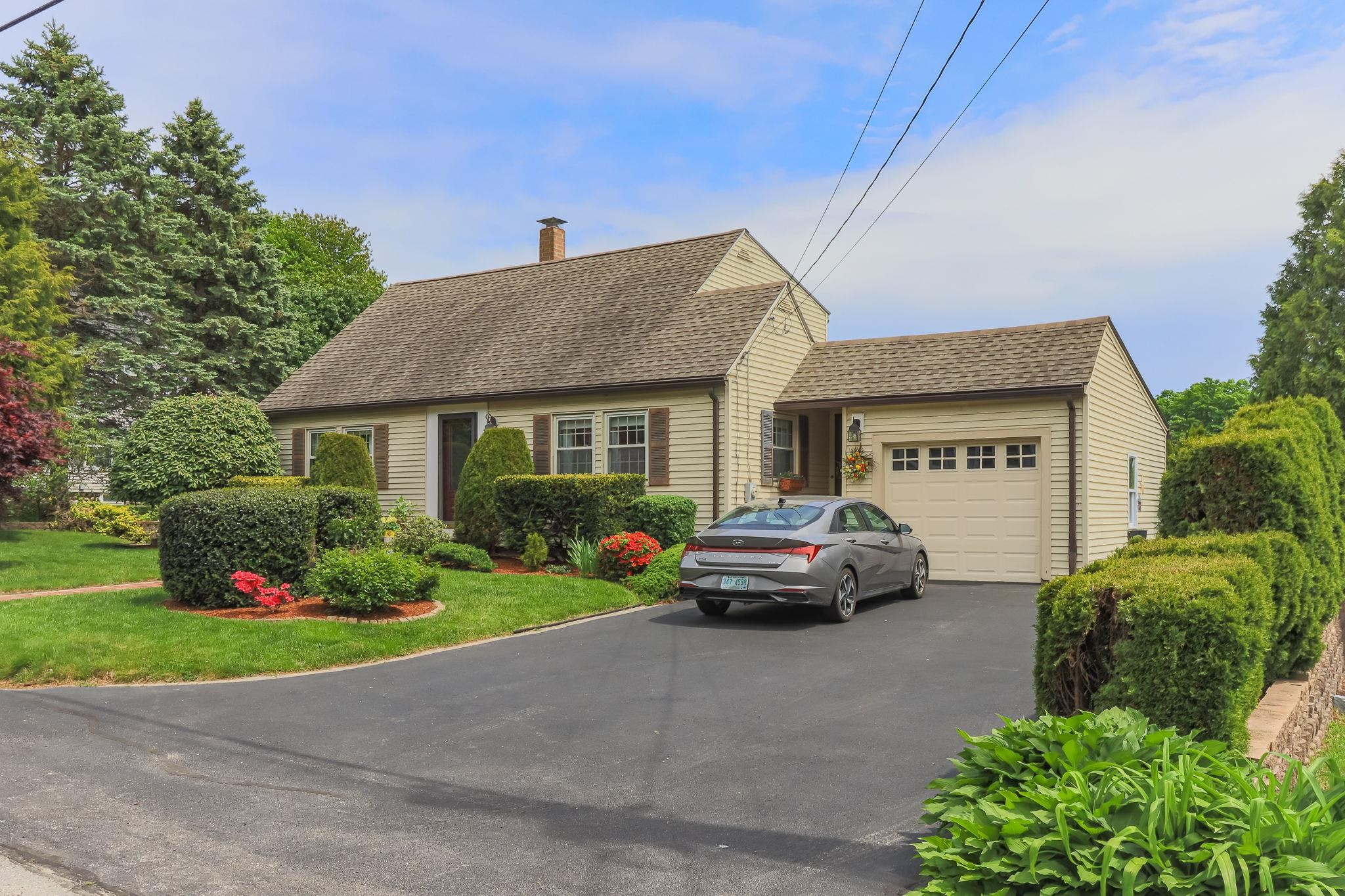 39 Dearborn Ave, Hampton, NH 03842