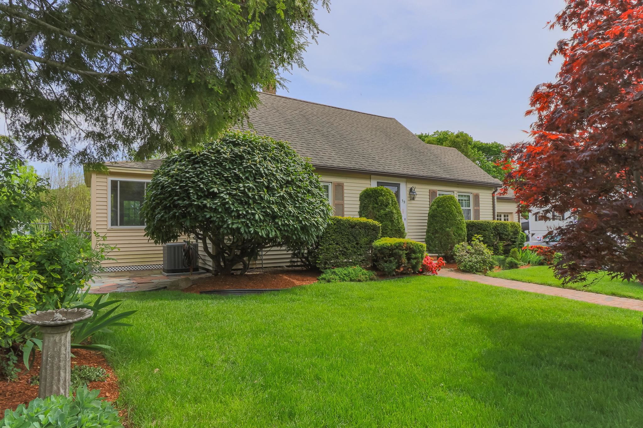 39 Dearborn Ave, Hampton, NH 03842