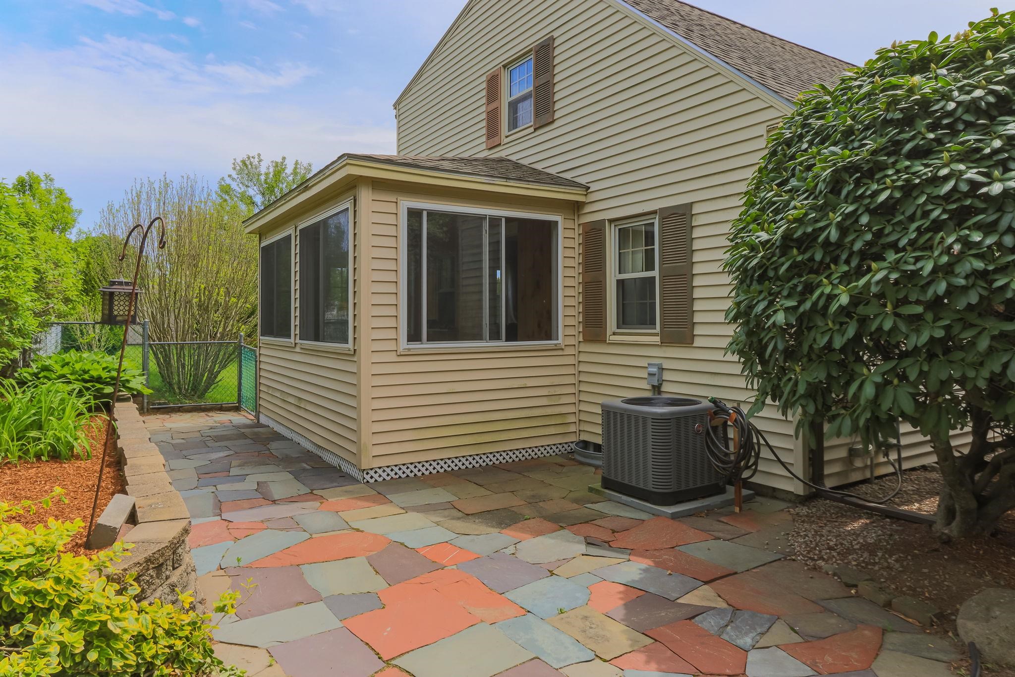 39 Dearborn Ave, Hampton, NH 03842
