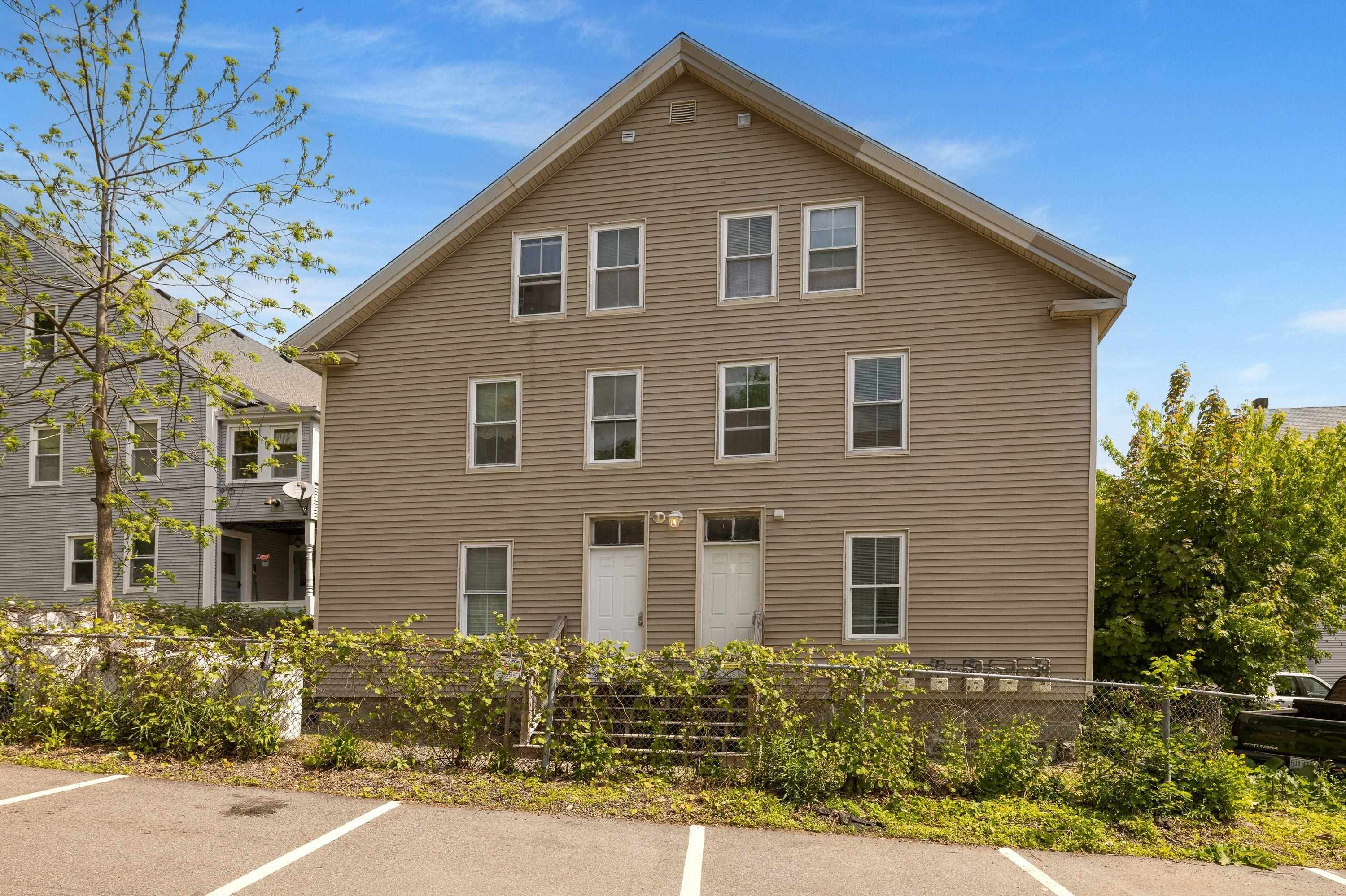 9 Central St, Newmarket, NH 03857