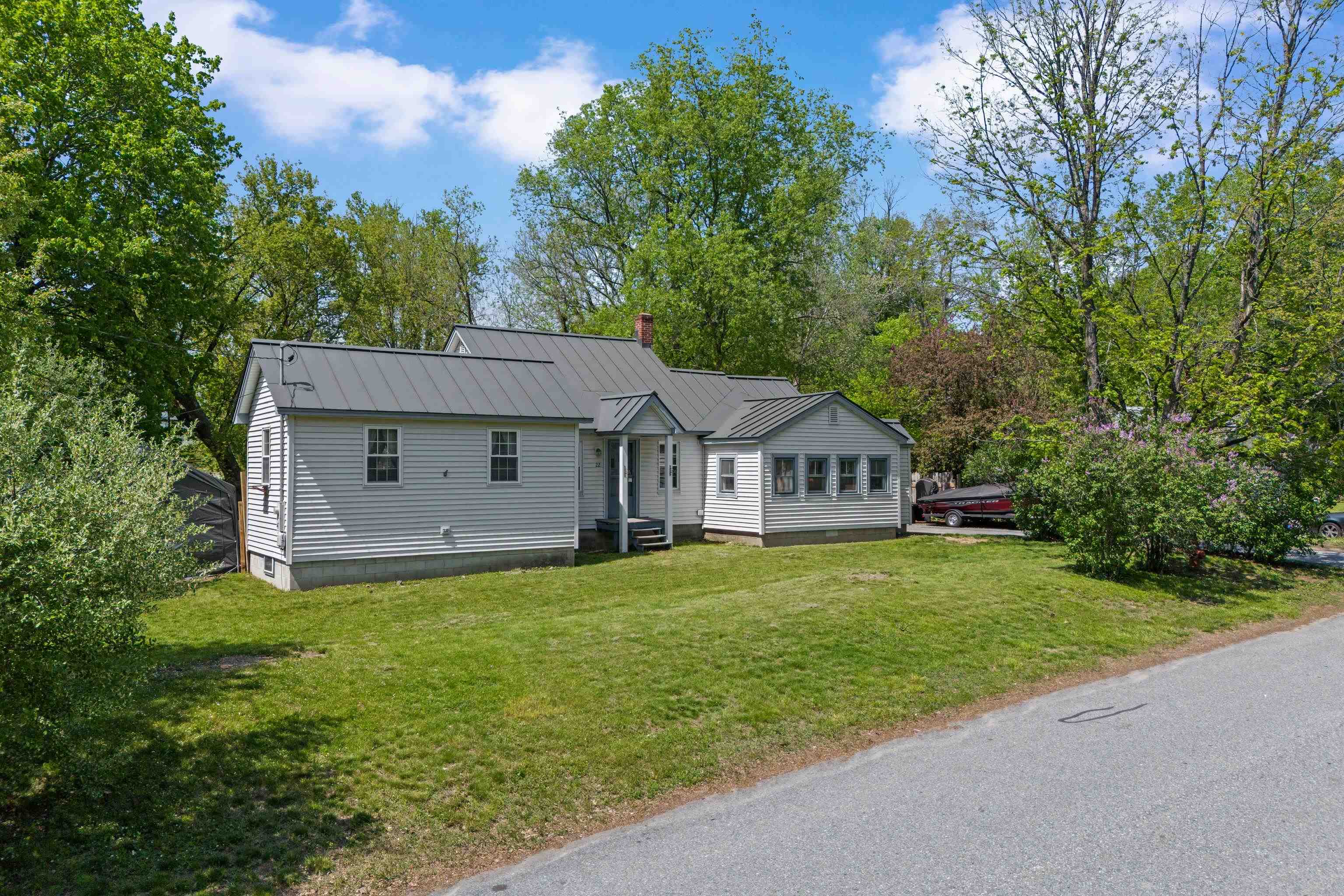 22 Second St, Claremont, NH 03743