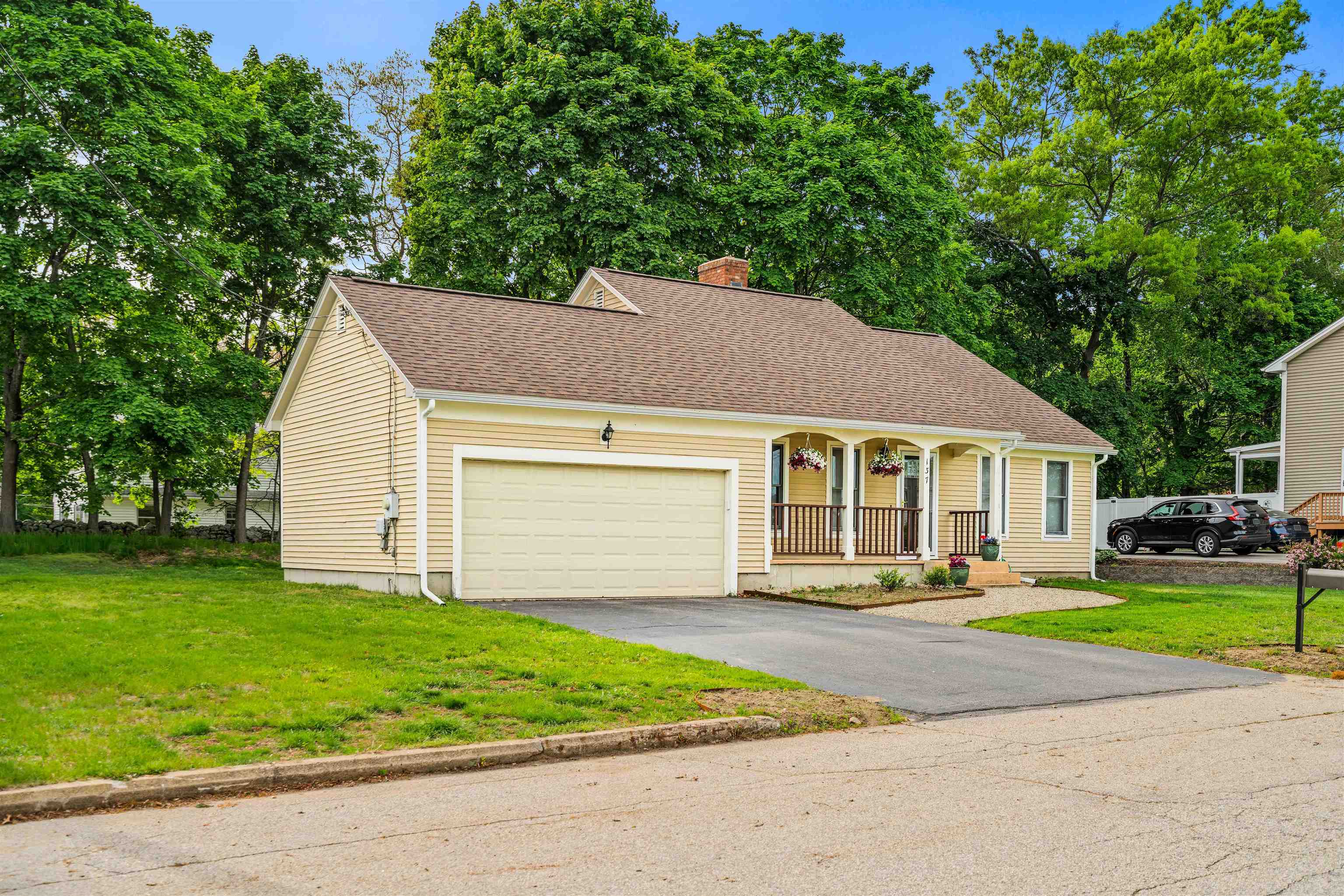 137 Wedgewood Ln, Manchester, NH 03109