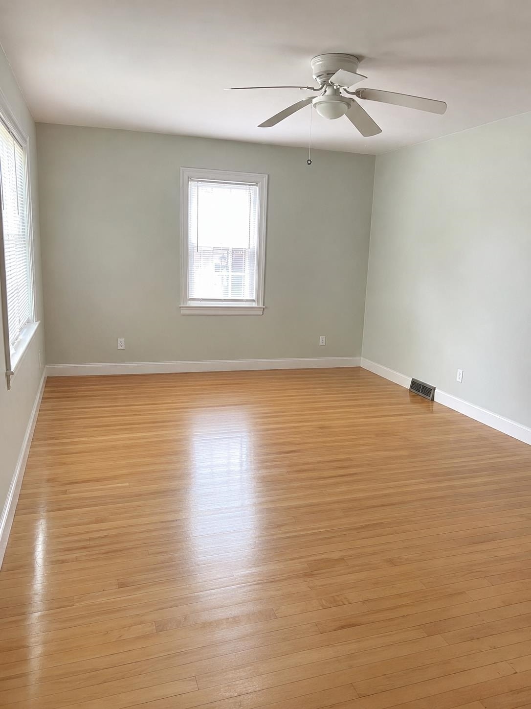 8 Hooker St, Nashua, NH 03064