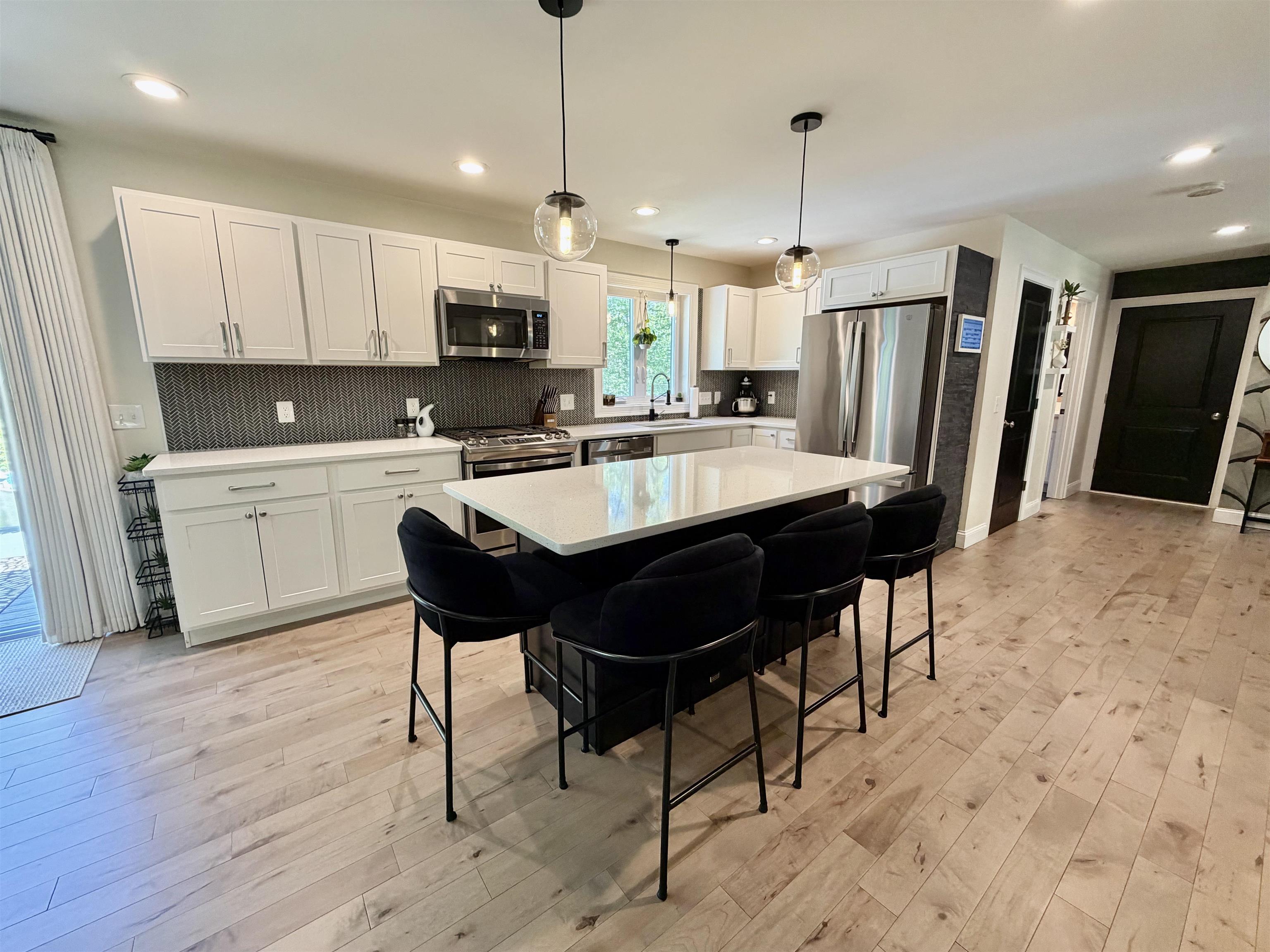 16 Stagecoach Rd, Barrington, NH 03825