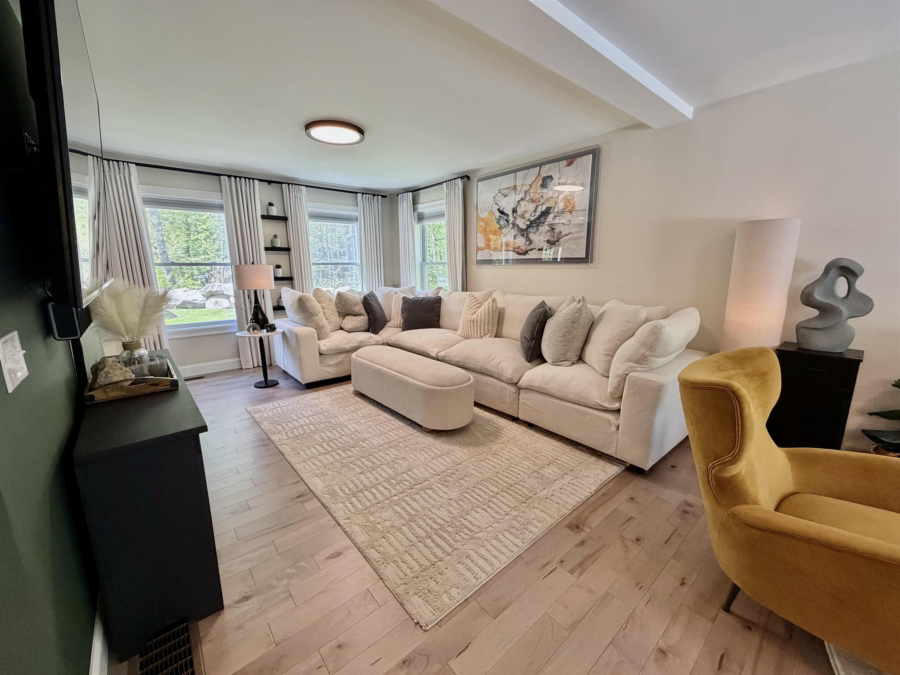 16 Stagecoach Rd, Barrington, NH 03825