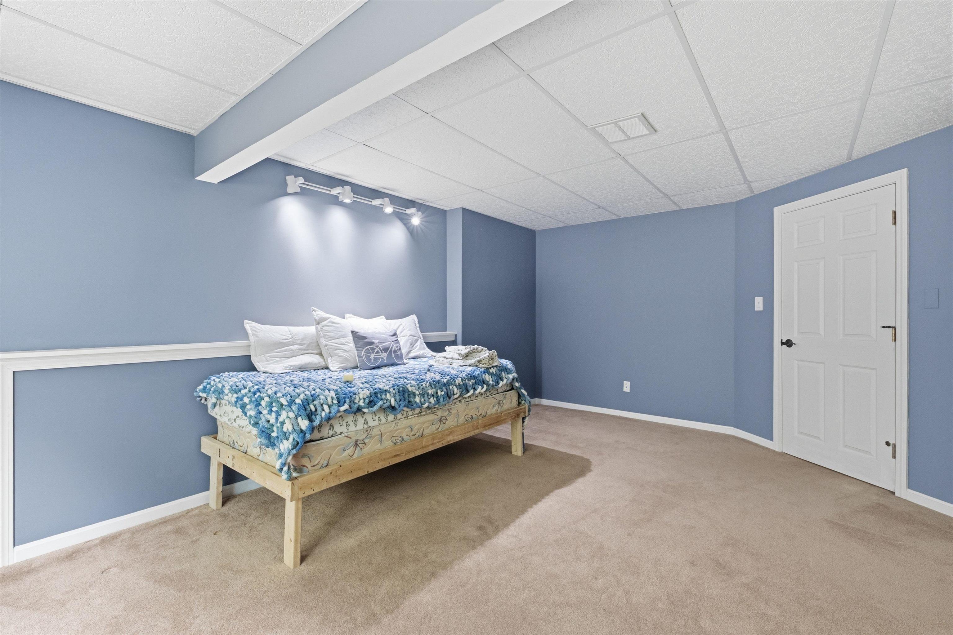 16 Hillsboro Cir, Milford, NH 03055